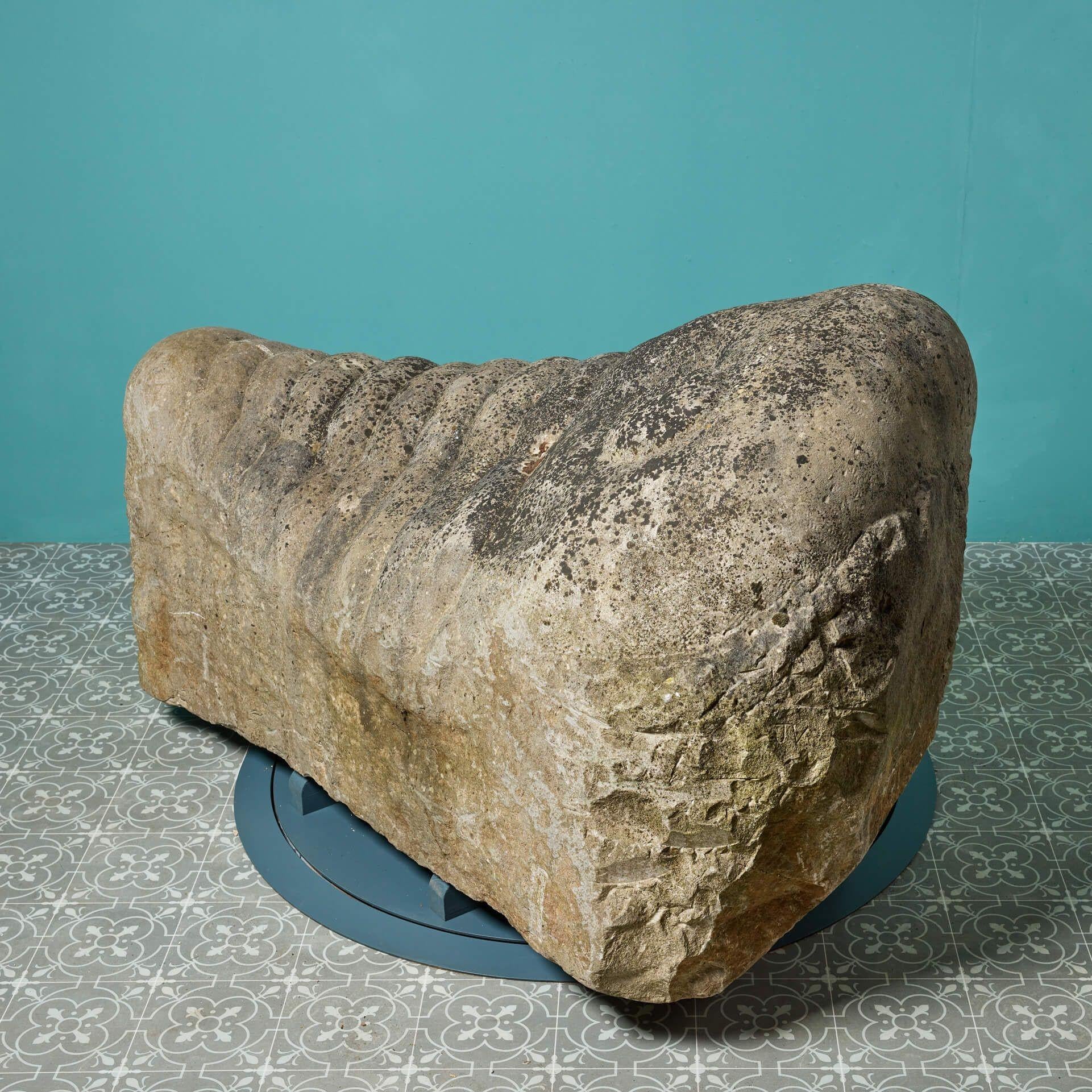 Große schwere geschnitzte Stein-Dreilobit-Skulptur im Zustand „Gut“ im Angebot in Wormelow, Herefordshire