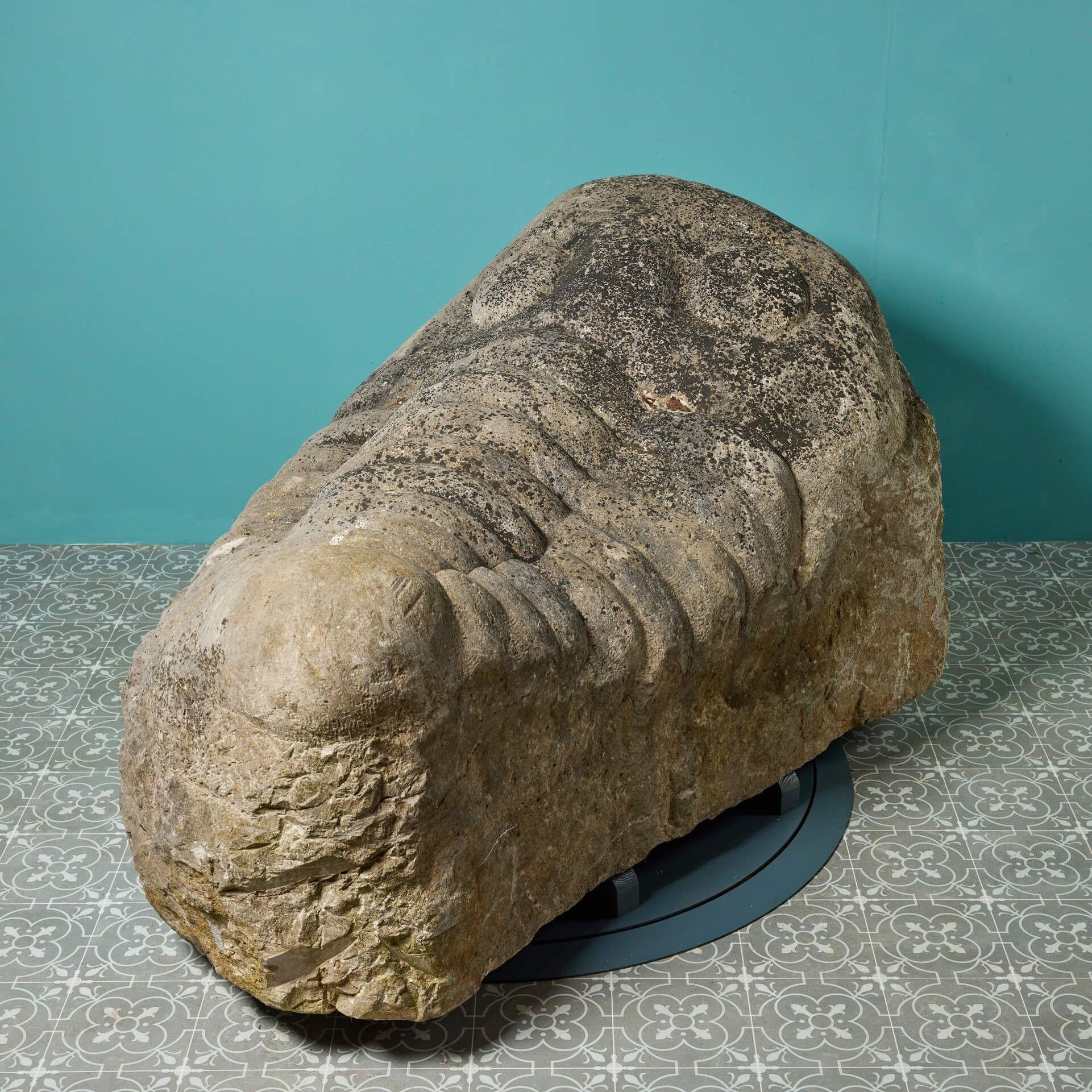 Große schwere geschnitzte Stein-Dreilobit-Skulptur (20. Jahrhundert) im Angebot