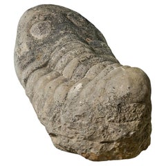 Grande sculpture en pierre lourde sculptée en forme de trilobe