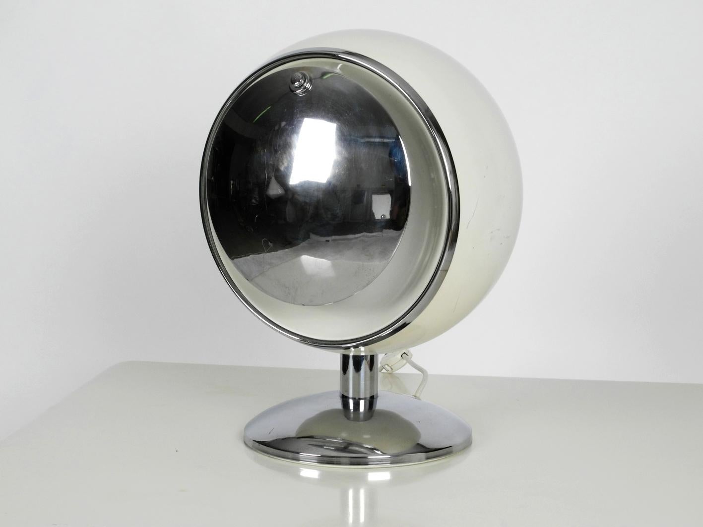 Milieu du XXe siècle Grande lampe de table ou de sol italienne en métal lourd avec Vizor amovible Space Age en vente
