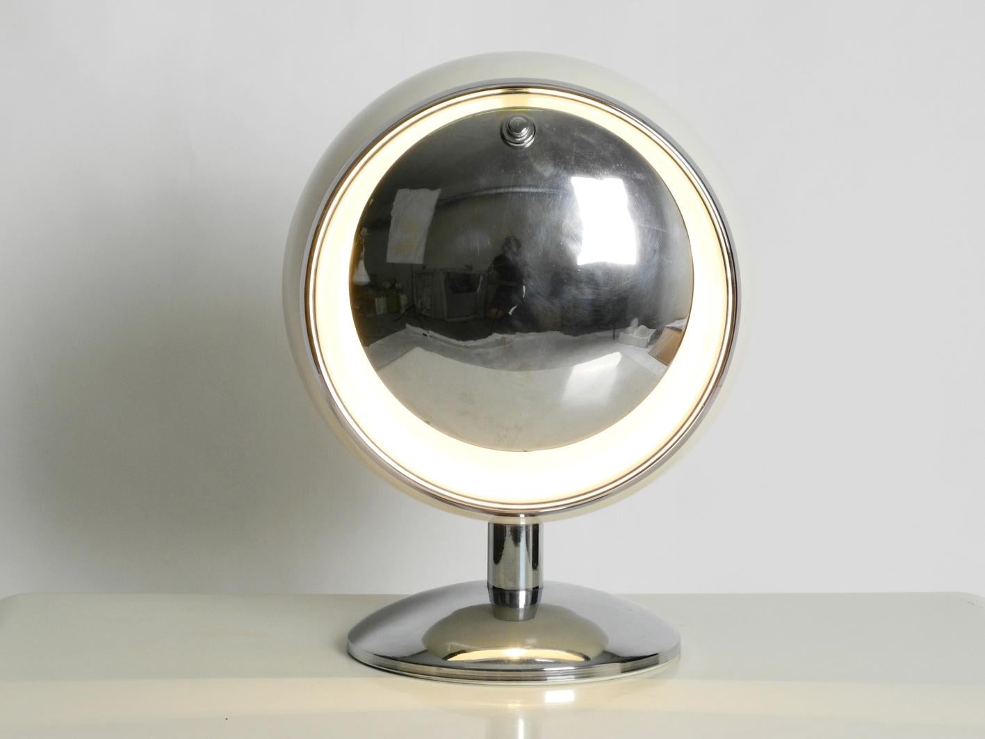 Métal Grande lampe de table ou de sol italienne en métal lourd avec Vizor amovible Space Age en vente