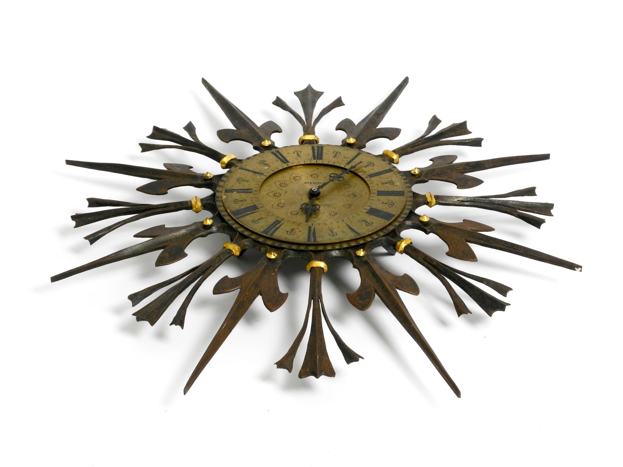Huge, heavy, unusual 1960s Sunburst wall clock made of black wrought iron.
Manufacturer Kienzle. Made in Germany. Great brutalist design.
Very nice ornate production. Weight about 6 kg.
Battery operated with original clockwork.
The hands and the