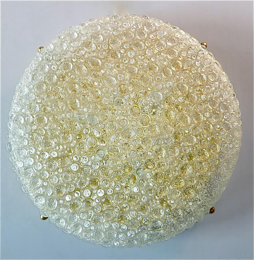 Énorme lampe encastrée ou plafonnier en verre de Murano texturé, fait par Hillebrand Leuchten, Allemagne, années 1960. Ce luminaire moderne du milieu du siècle est doté d'une solide base en laiton patiné, de six raccords en porcelaine pour six