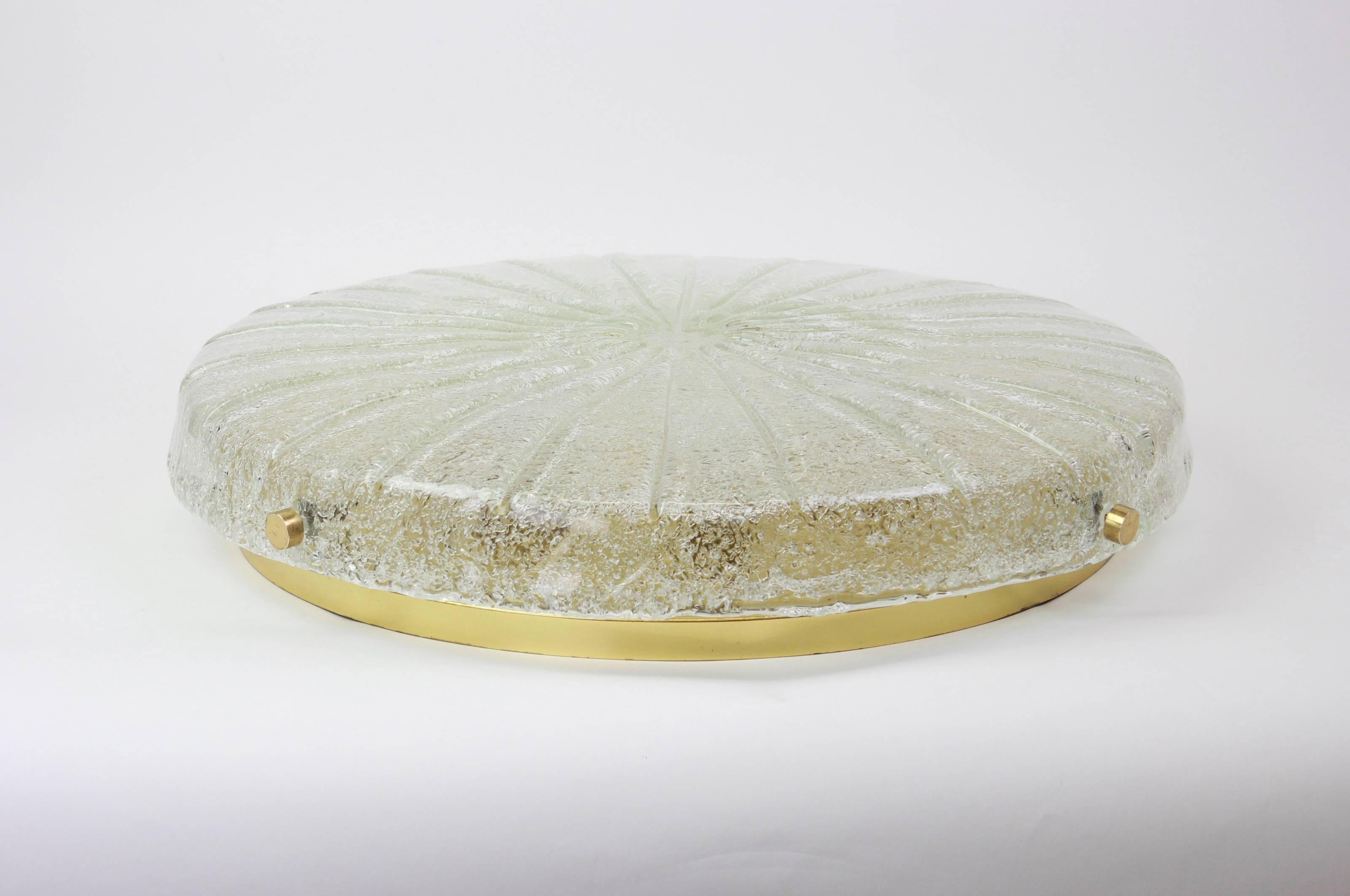 A wonderful round ice glass flush mount by Hillebrand Leuchten, Germany, 1970s.
Thick textured ice glass fixture on a brass base.

High quality and in very good condition. Cleaned, well-wired and ready to use. 

The fixture requires 6 x E14 Standard