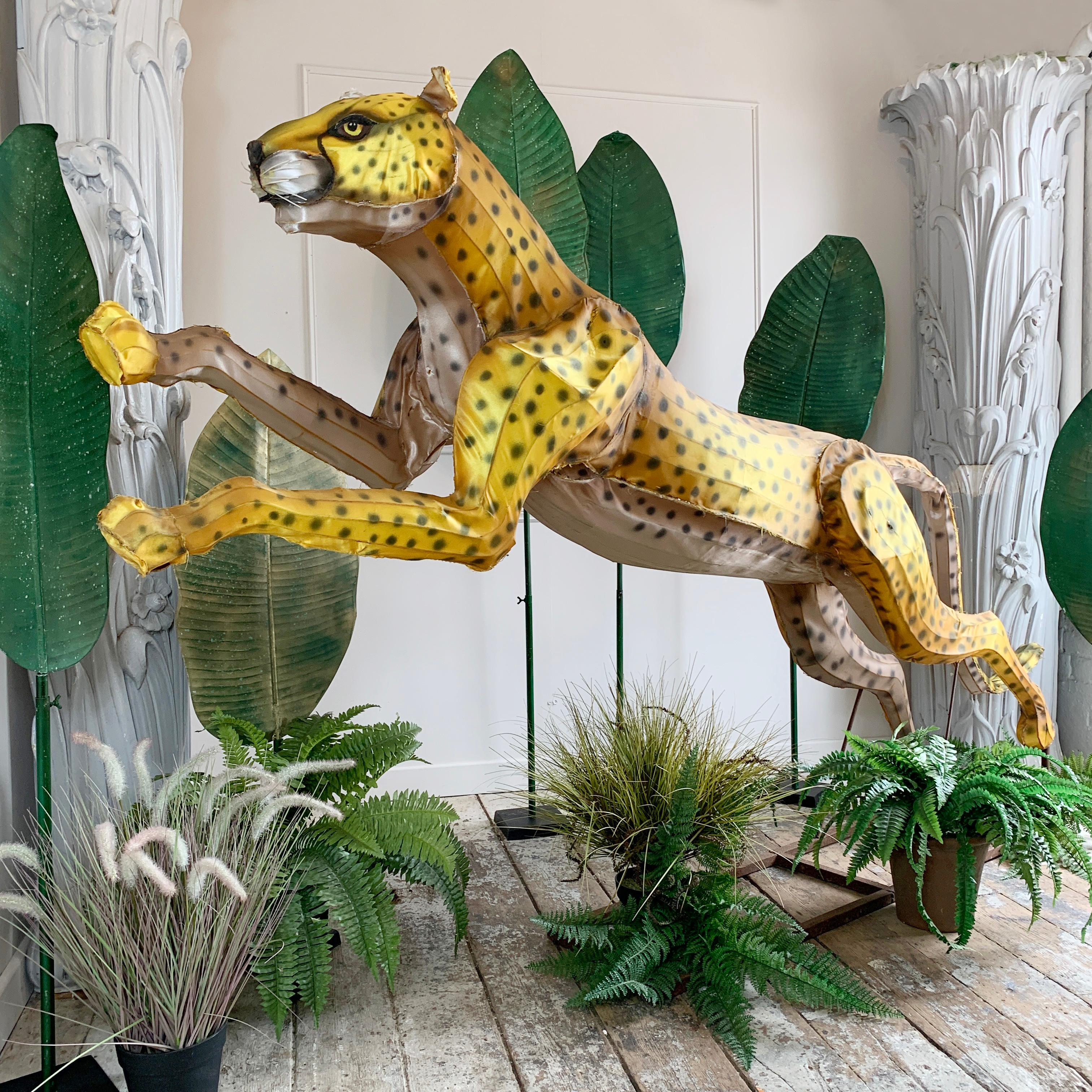 Huge Illuminated Majestic Cheetah from London Zoo In Good Condition In Hastings, GB