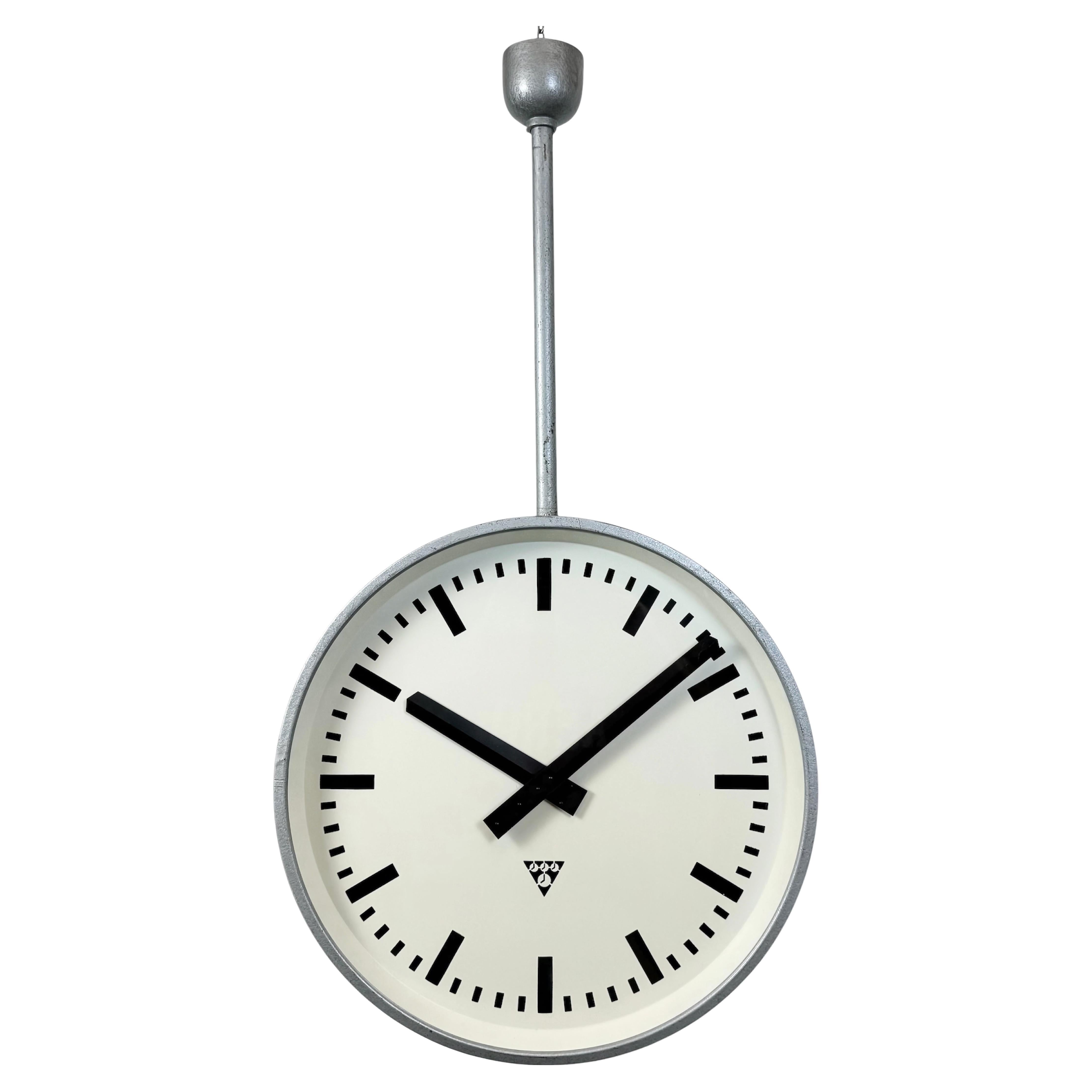 Enorme reloj industrial de doble cara para ferrocarril o fábrica de Pragotron, años 60