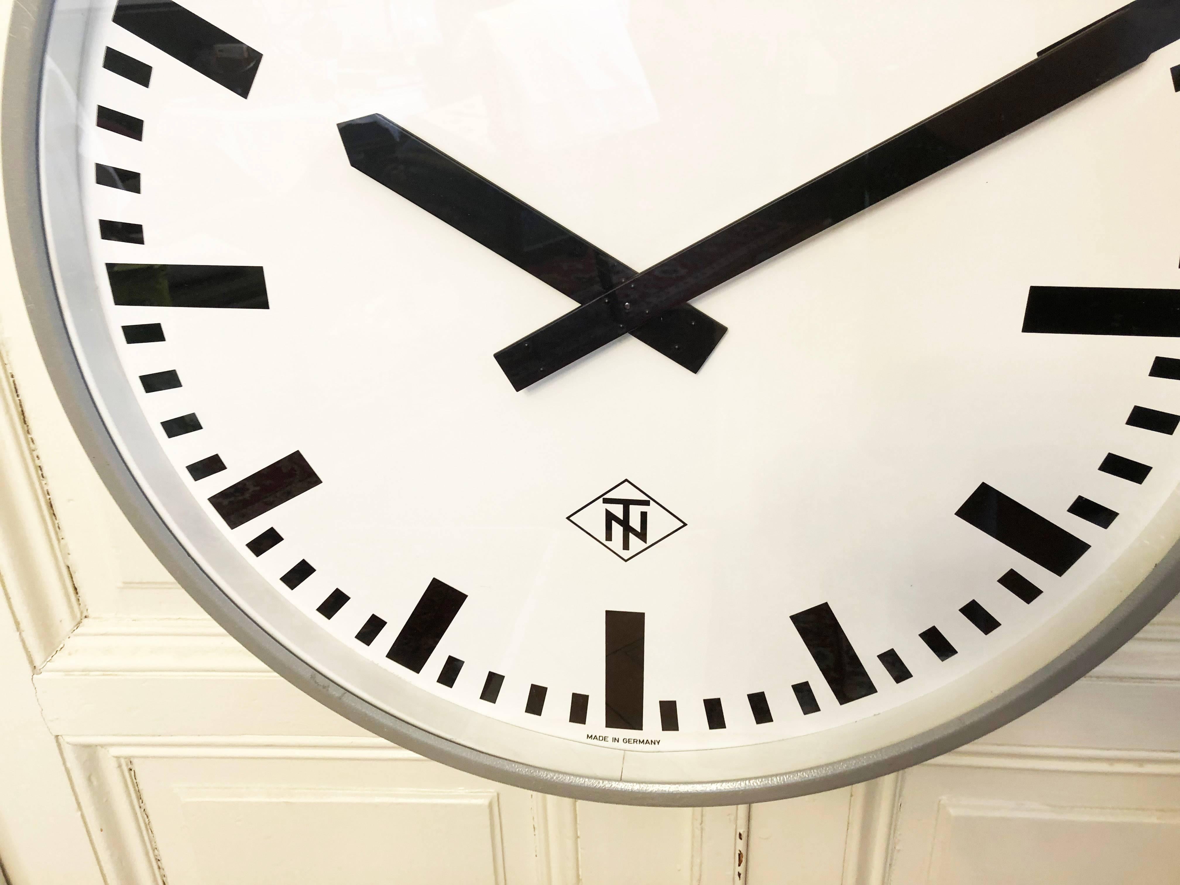 Cadre en acier peint avec un cadran d'horloge en aluminium, une aiguille de l'horloge et un couvercle en verre. Fabriqué en Allemagne à la fin des années 1970 par TN (Telefonbau und Normalzeit). Ancienne horloge d'esclave, elle est aujourd'hui