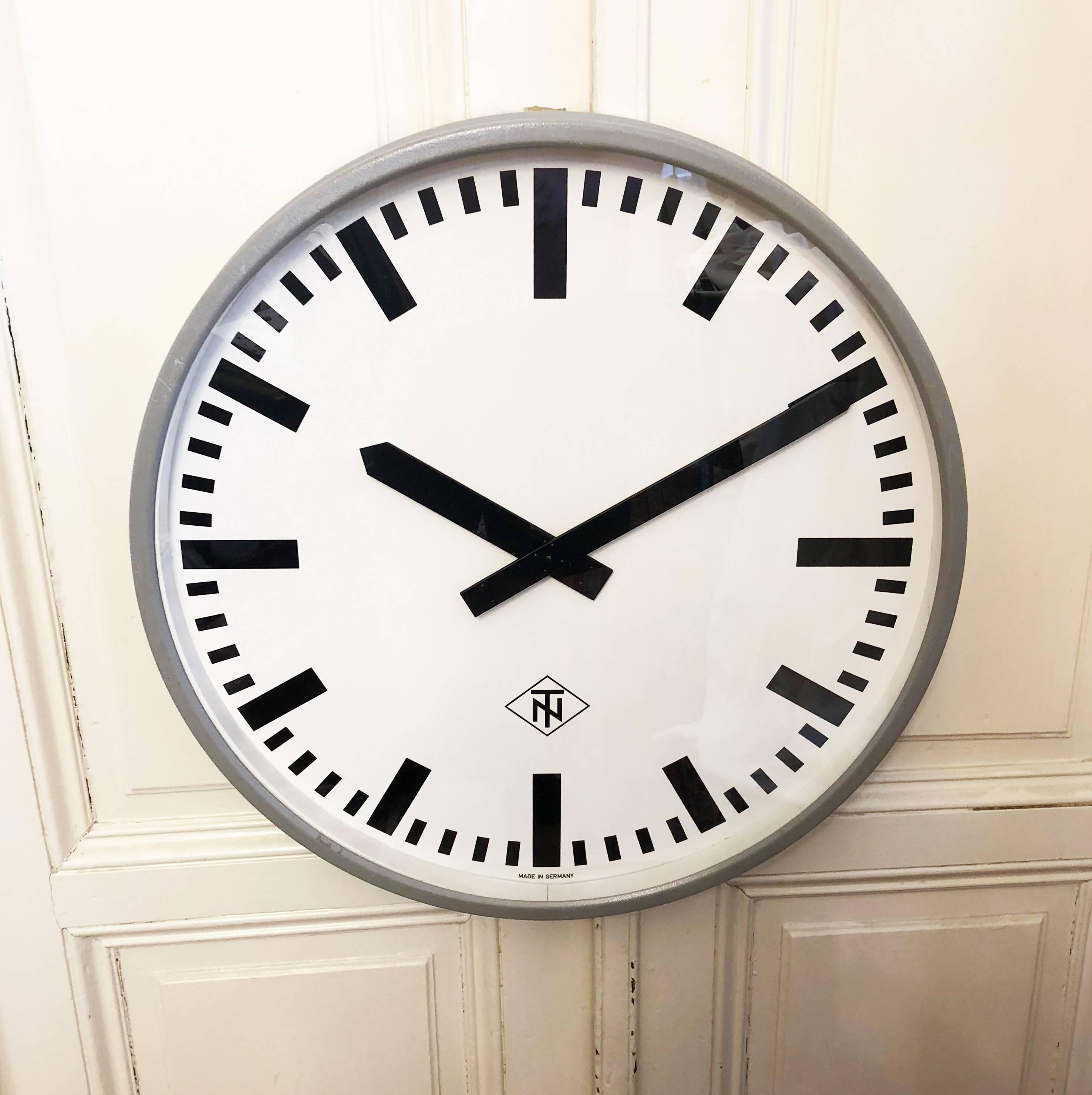 Peint Grande horloge industrielle ou de signalisation par Telefonbau Und Normalzeit en vente