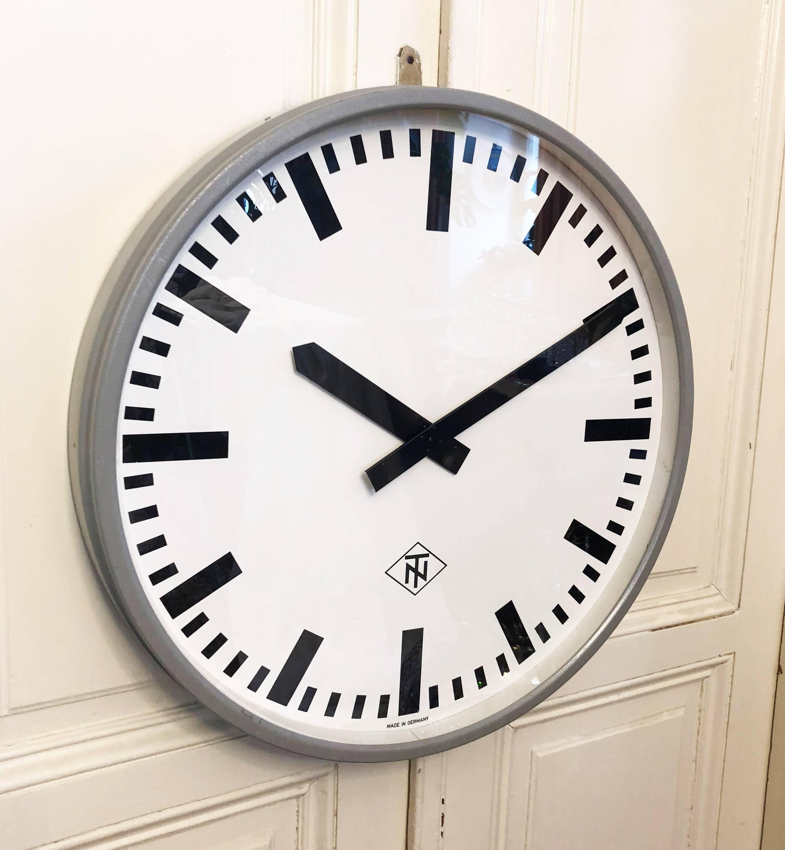 Acier Grande horloge industrielle ou de signalisation par Telefonbau Und Normalzeit en vente