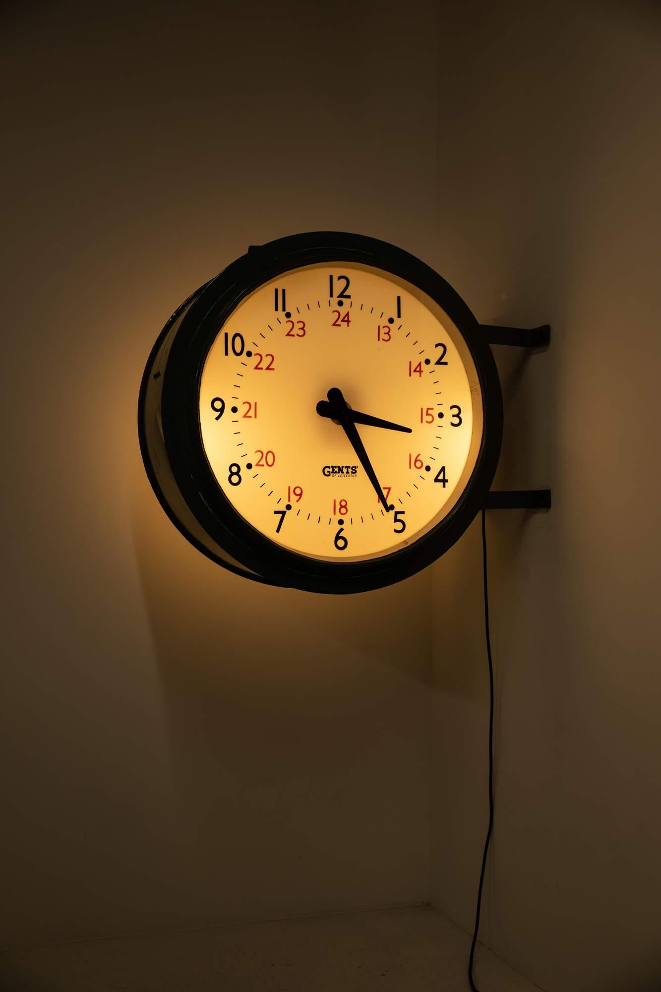 Énorme horloge industrielle éclairée à deux faces Gents of Leicester Railway Clock. c1930 en vente 4