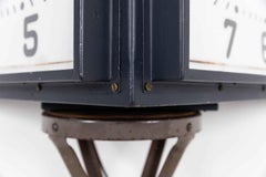 Enorme reloj industrial iluminado de doble cara Gents of Leicester Railway. c1930