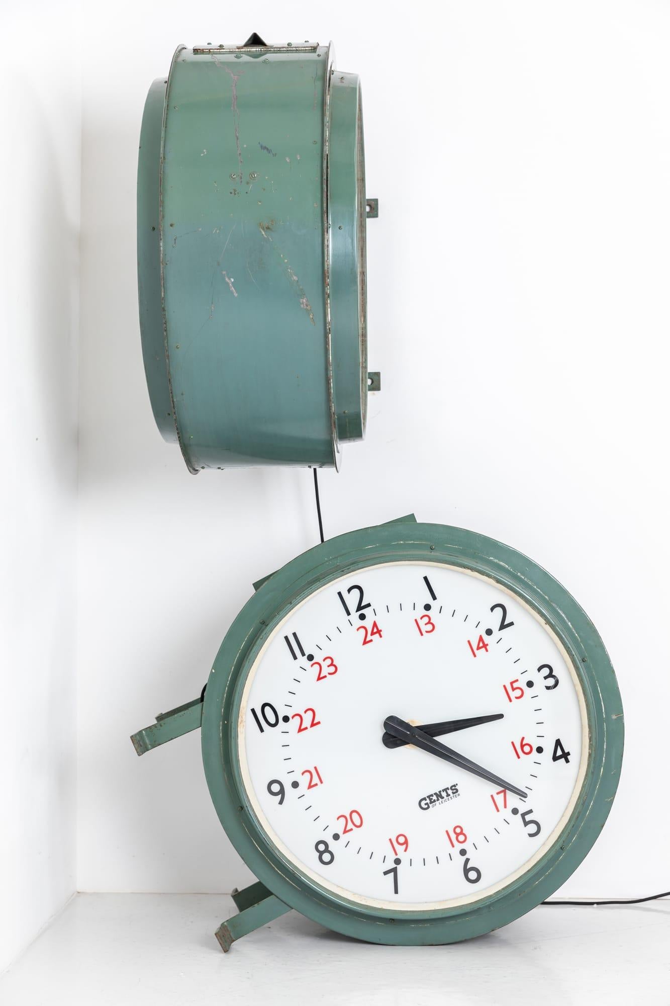 Industriel Énorme horloge industrielle éclairée à deux faces Gents of Leicester Railway Clock. c1930 en vente