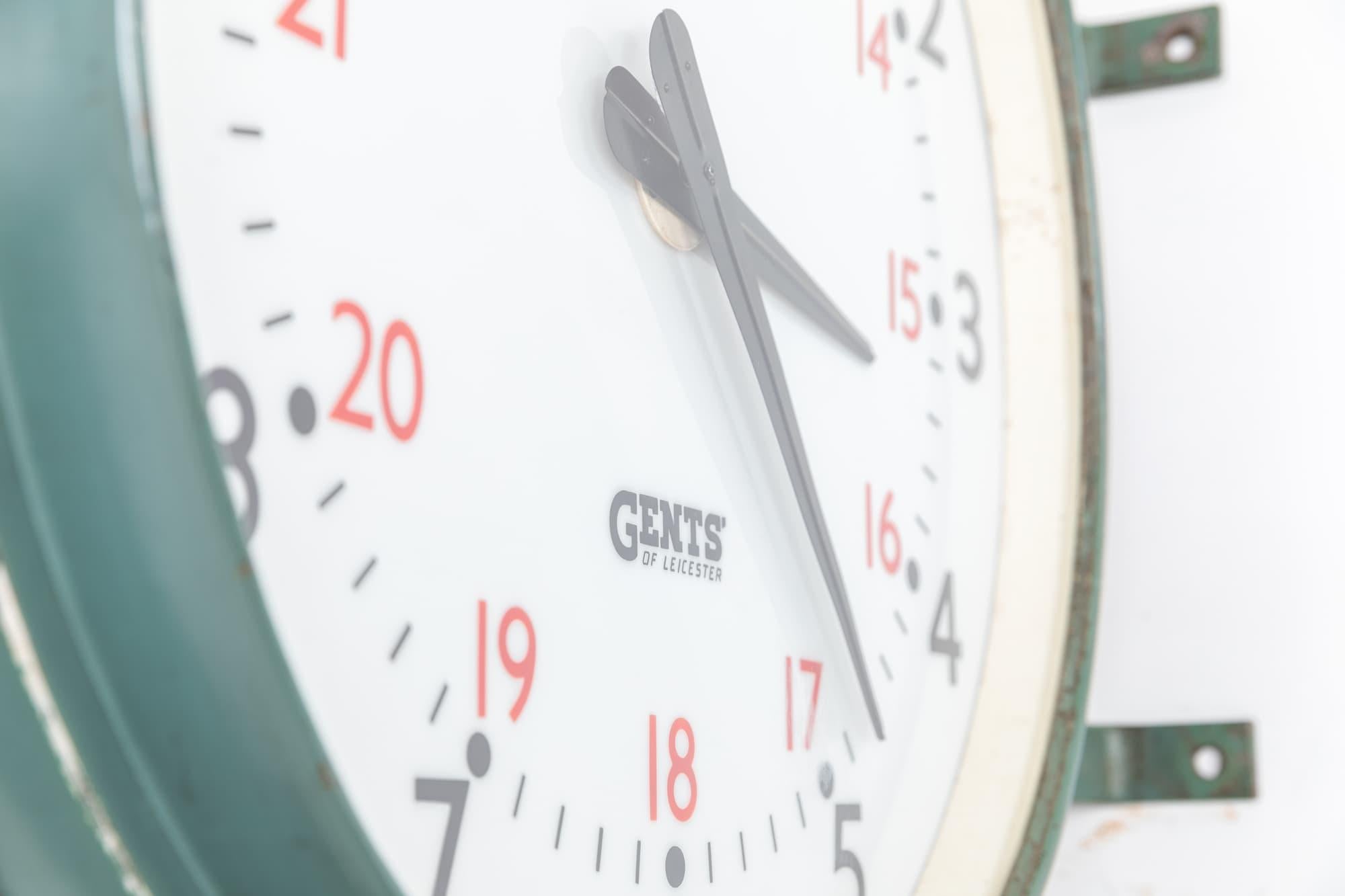 Anglais Énorme horloge industrielle éclairée à deux faces Gents of Leicester Railway Clock. c1930 en vente