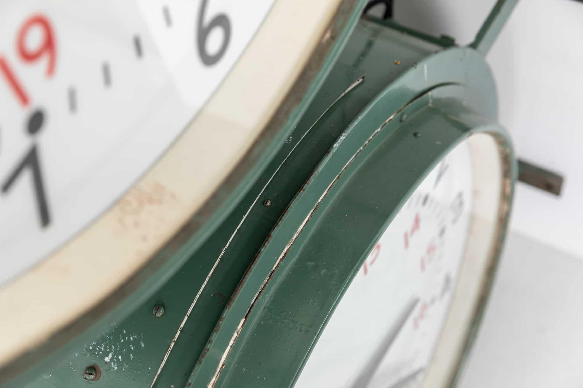 Pressé Énorme horloge industrielle éclairée à deux faces Gents of Leicester Railway Clock. c1930 en vente