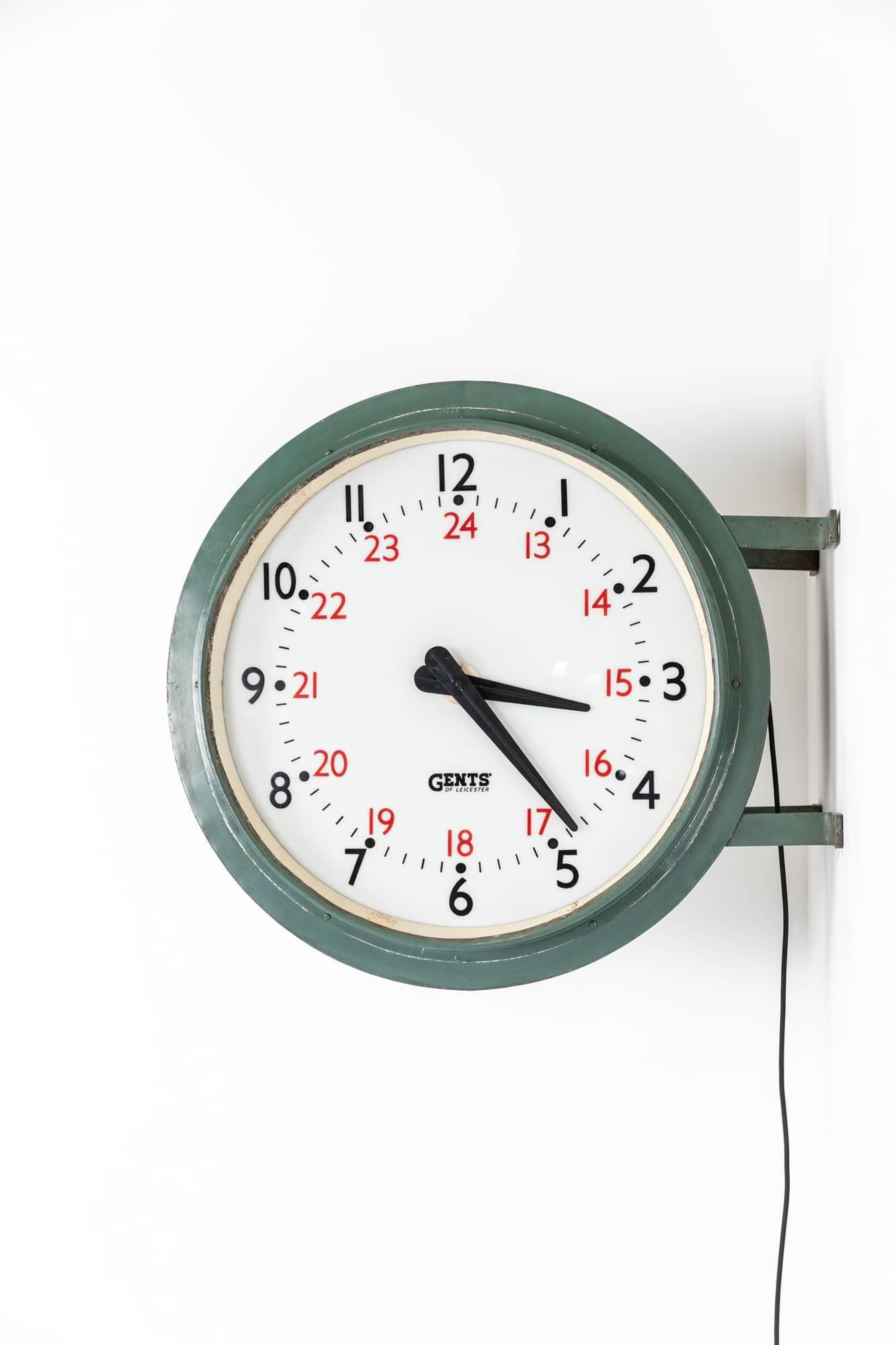 Énorme horloge industrielle éclairée à deux faces Gents of Leicester Railway Clock. c1930 en vente 1