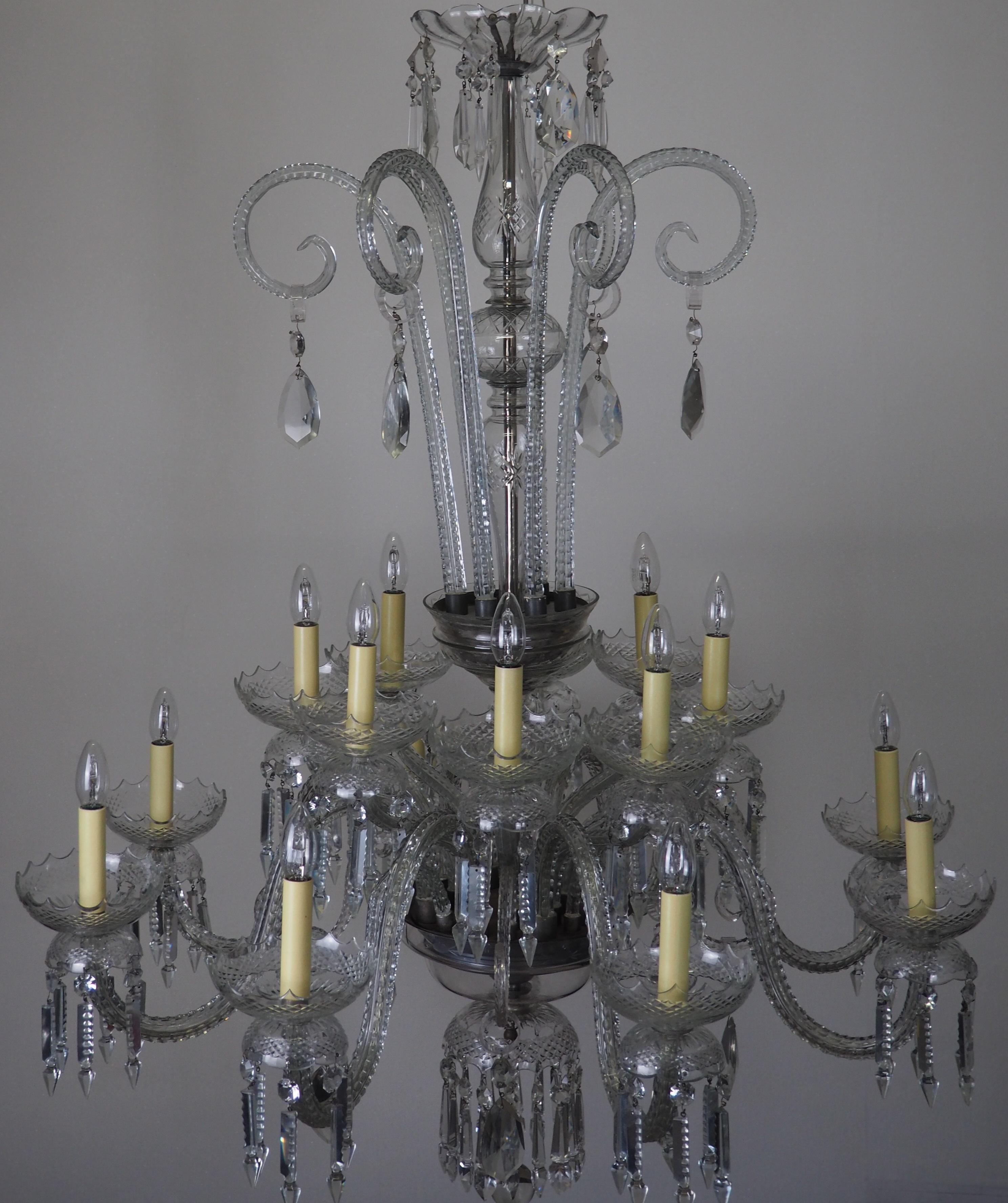 Splendido lampadario a sedici luci in vetro di Murano e cristallo molato argentato, Italia, anni '20 circa.
Questo bellissimo apparecchio artigianale è realizzato con elementi in ottone argentato, vetro di Murano e cristallo di Cuy e necessita di