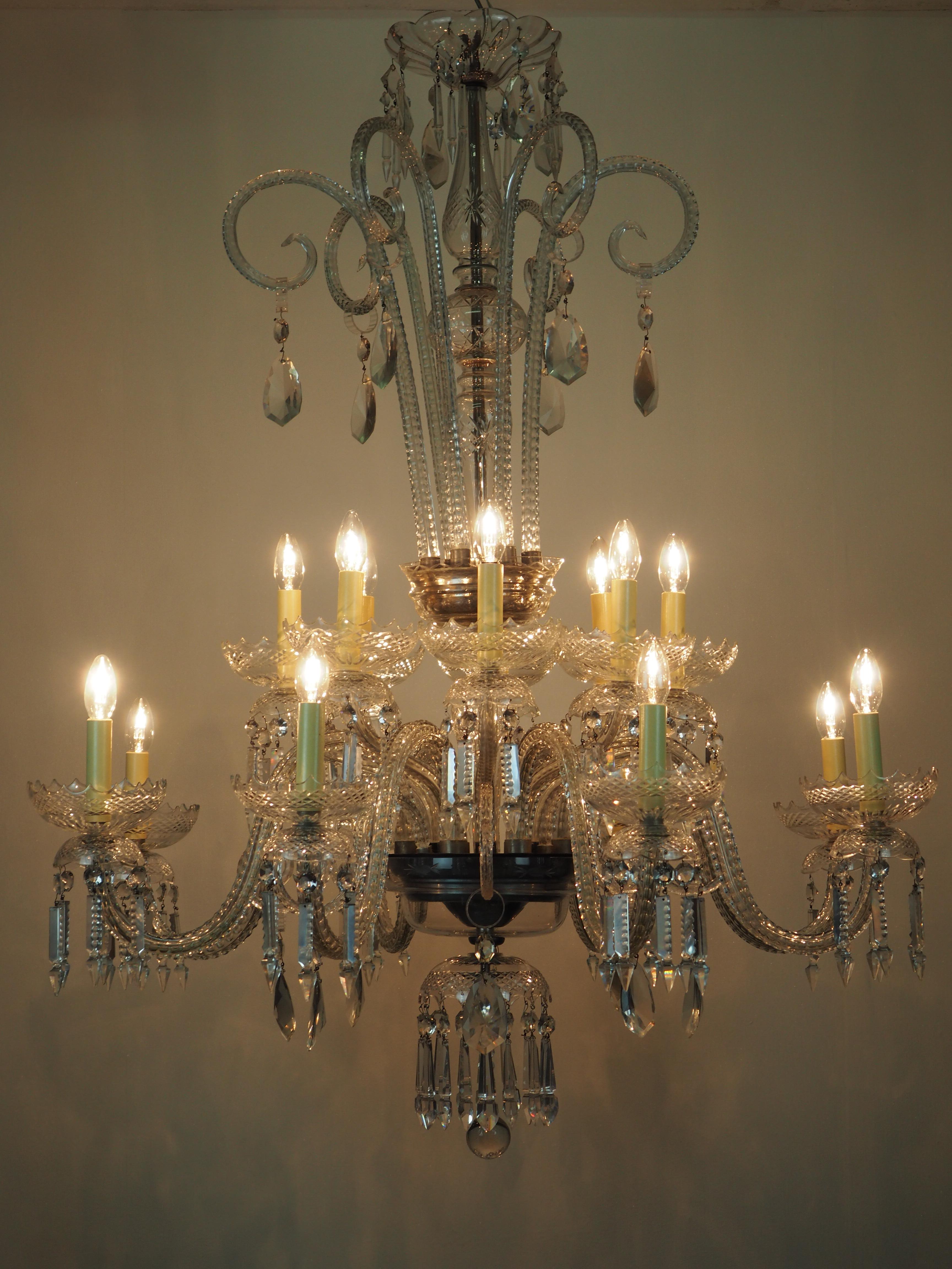 Stupefacente  Lampadario a 16 luci in cristallo di Murano, circa 1920 in vendita 1