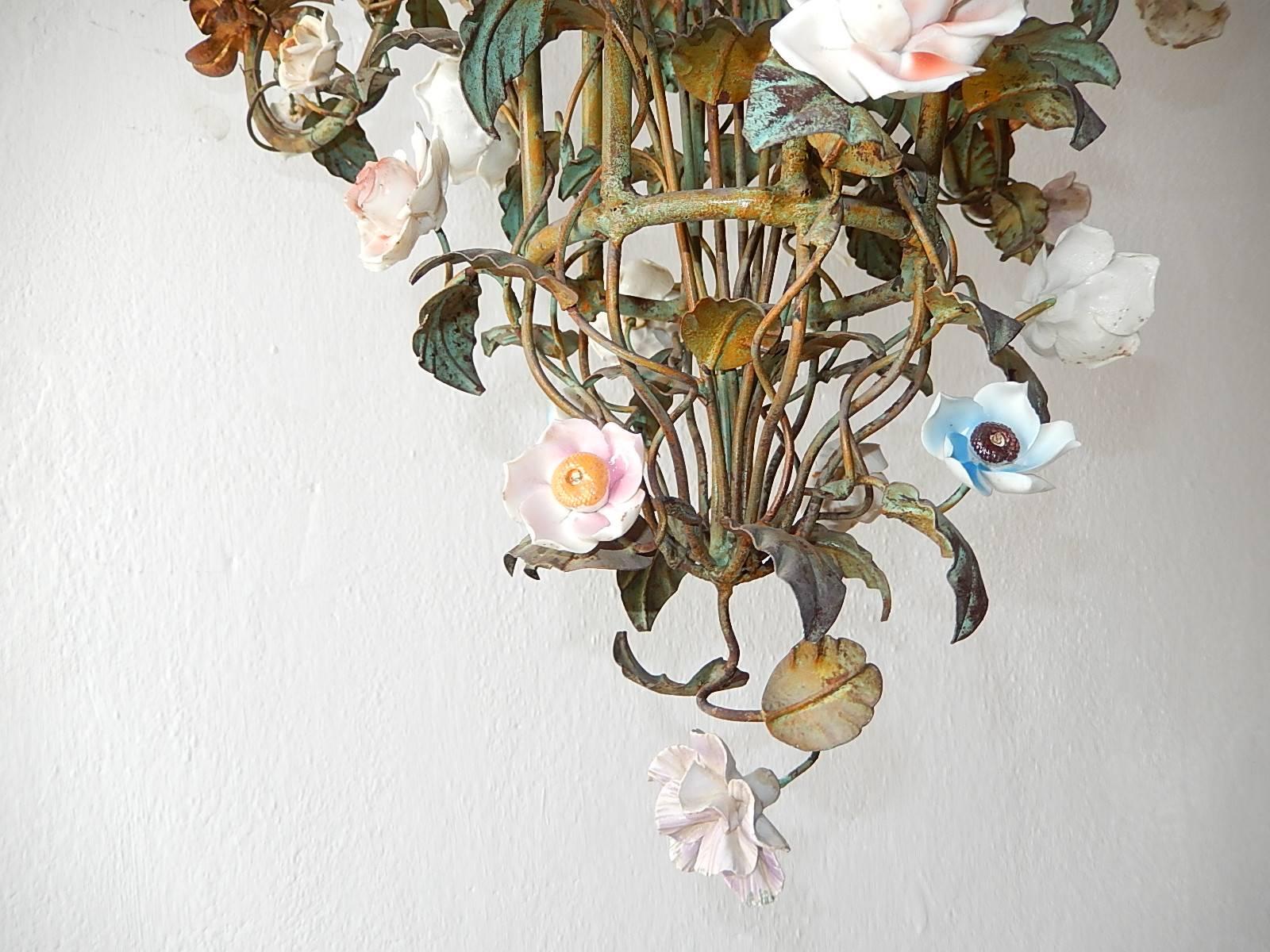Huge Italian 1870 Tole Polychrome Eight-Light Porcelain Flowers Chandelier In Excellent Condition In Modena (MO), Modena (Mo)