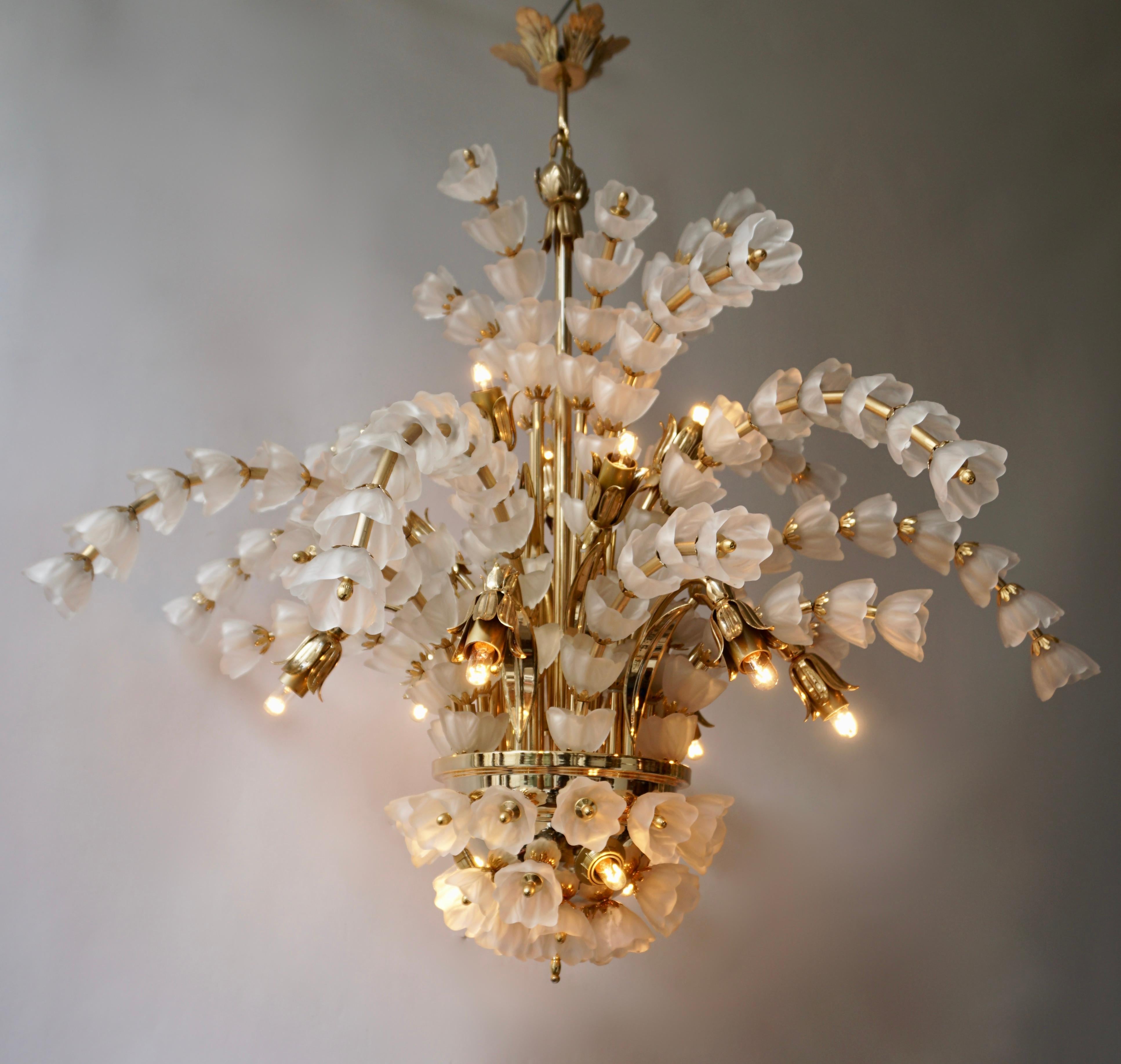 Beautiful large Italian brass chandelier with 160 Murano glass flowers.

The light requires fifteen single E14 screw fit lightbulbs (45 Watt max.) LED compatible.

Diameter 90 cm.
Height fixture 80 cm.
Total height including canopy and chain