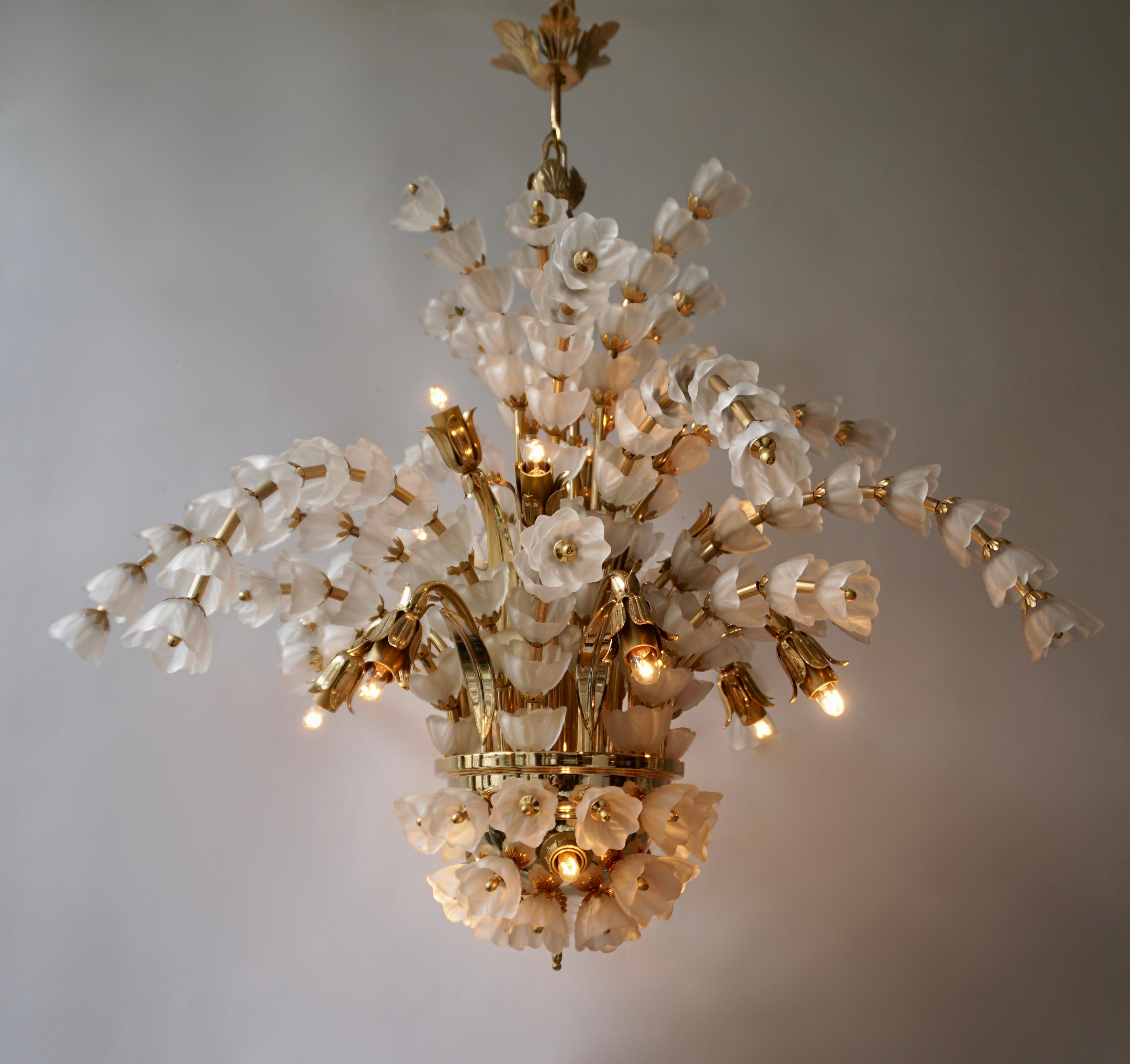 Huge Italian Chandelier in Brass with 159 Murano Glass Flowers In Good Condition In Antwerp, BE