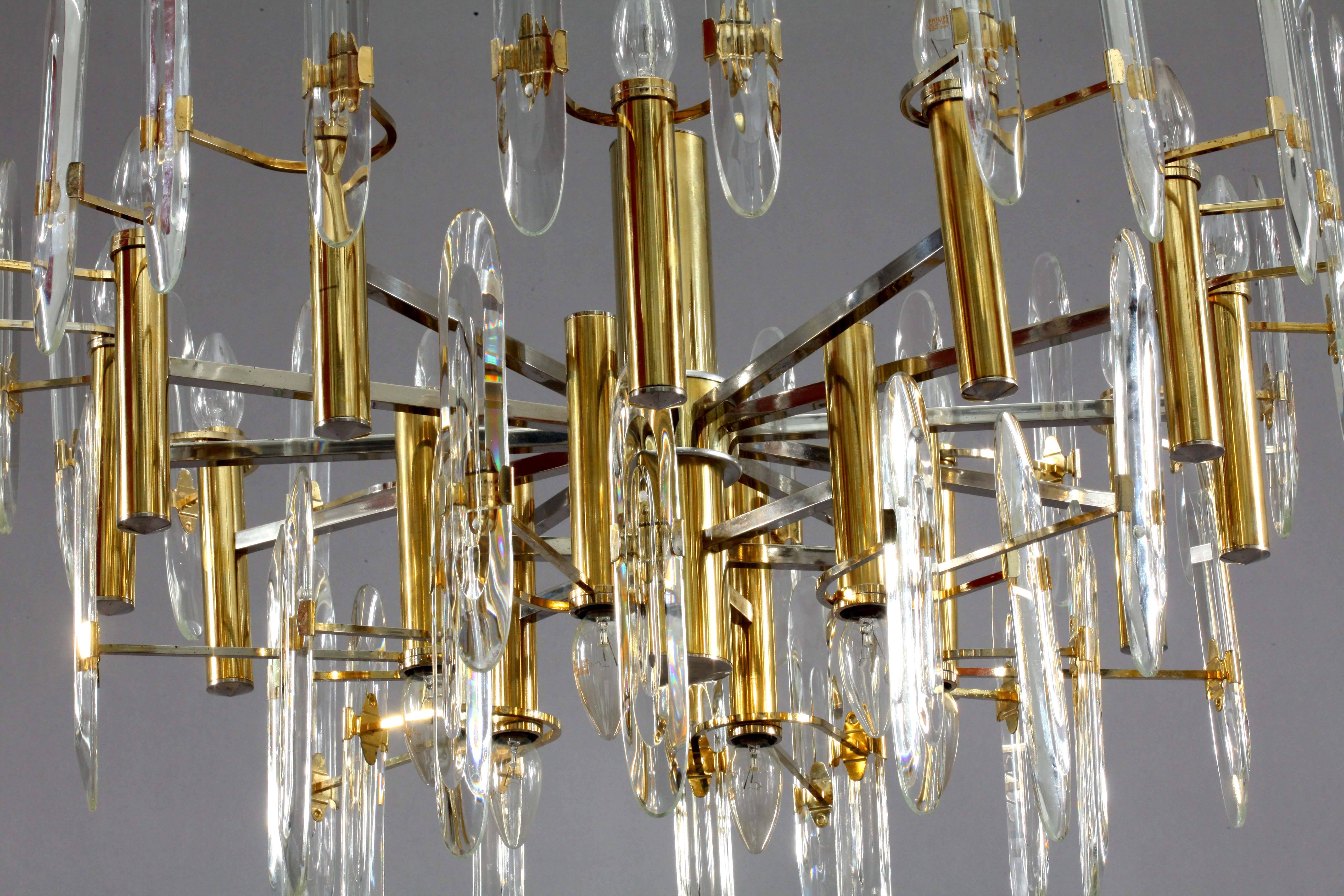 Huge Italian Midcentury Sciolari Eighteen-Light Brass and Crystal Chandelier In Excellent Condition In Vienna, Vienna