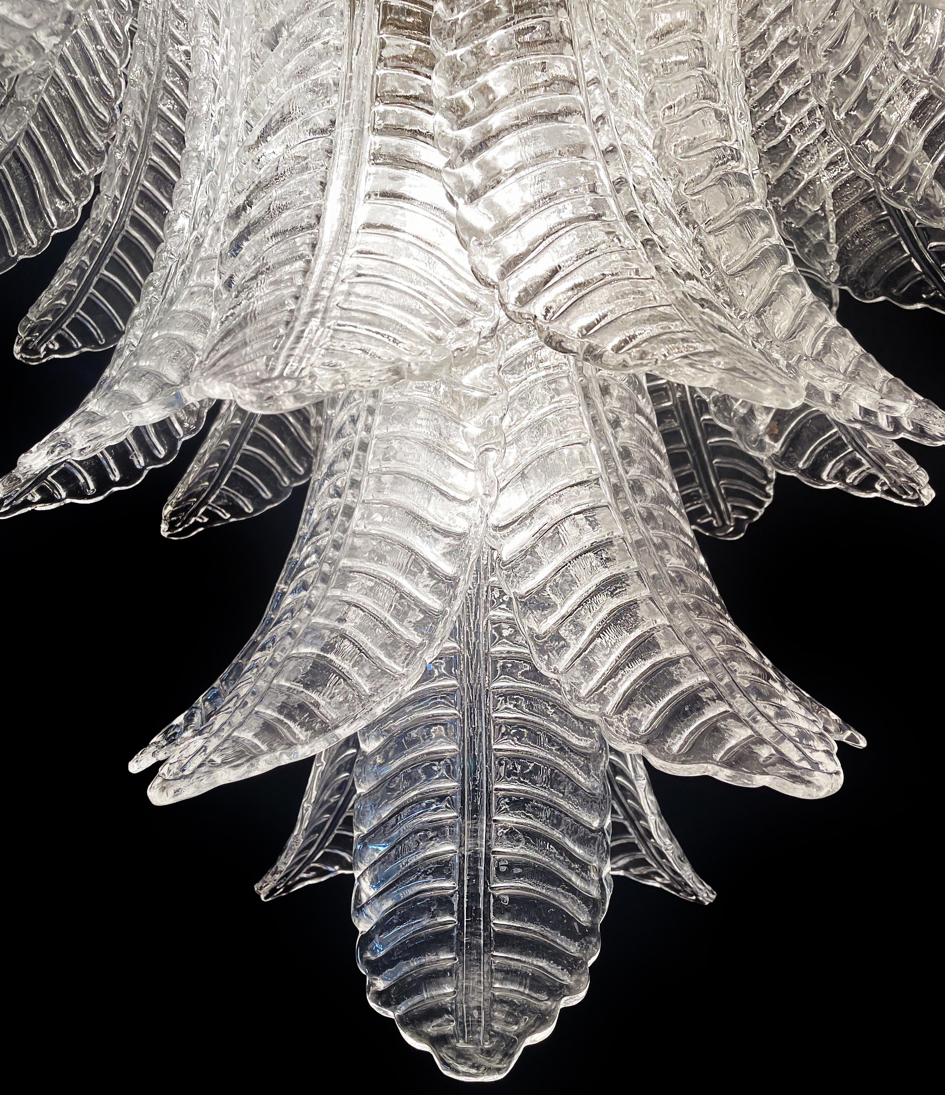 Verre d'art Grand lustre italien en verre de Murano feutré - 75 verres transparents en vente