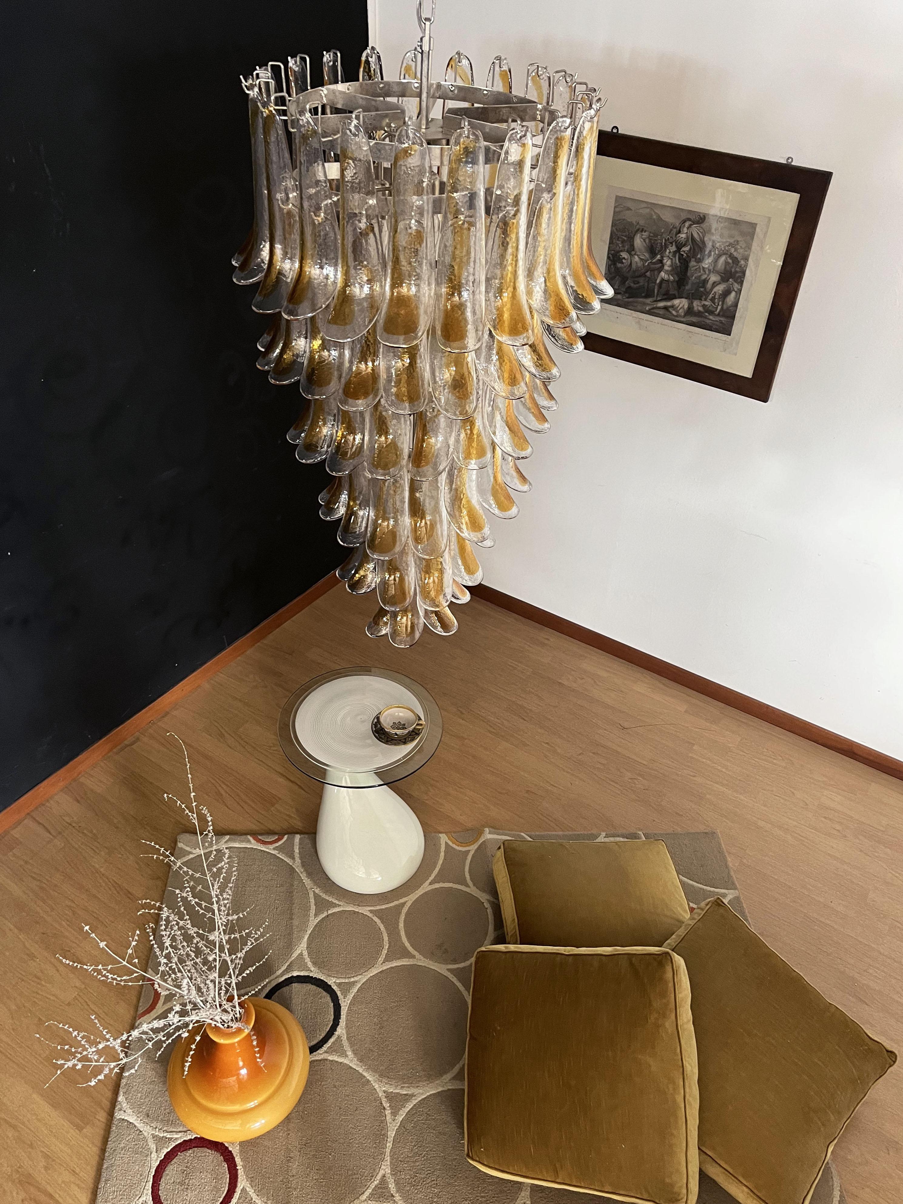 Grand lustre en spirale en verre de Murano italien - 83 pétales de verre ambré transparent en vente 5