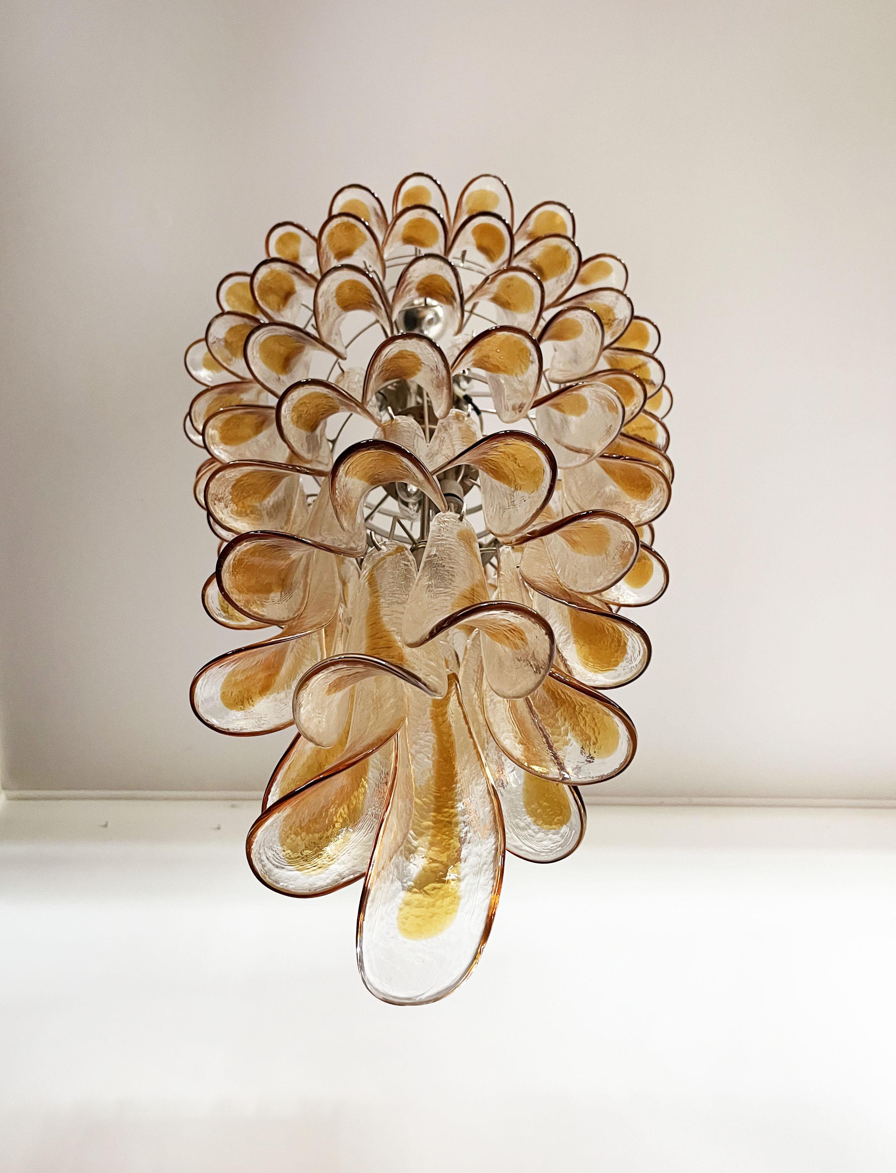 Grand lustre en spirale en verre de Murano italien - 83 pétales de verre ambré transparent en vente 8