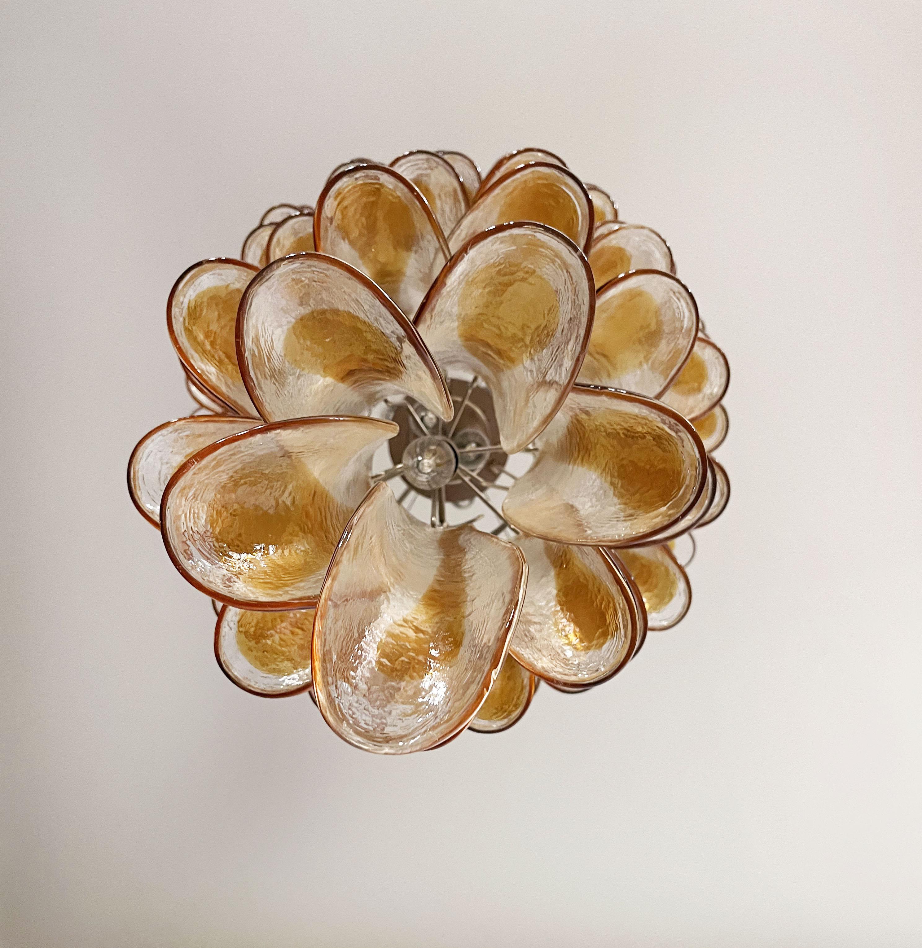 Grand lustre en spirale en verre de Murano italien - 83 pétales de verre ambré transparent en vente 9
