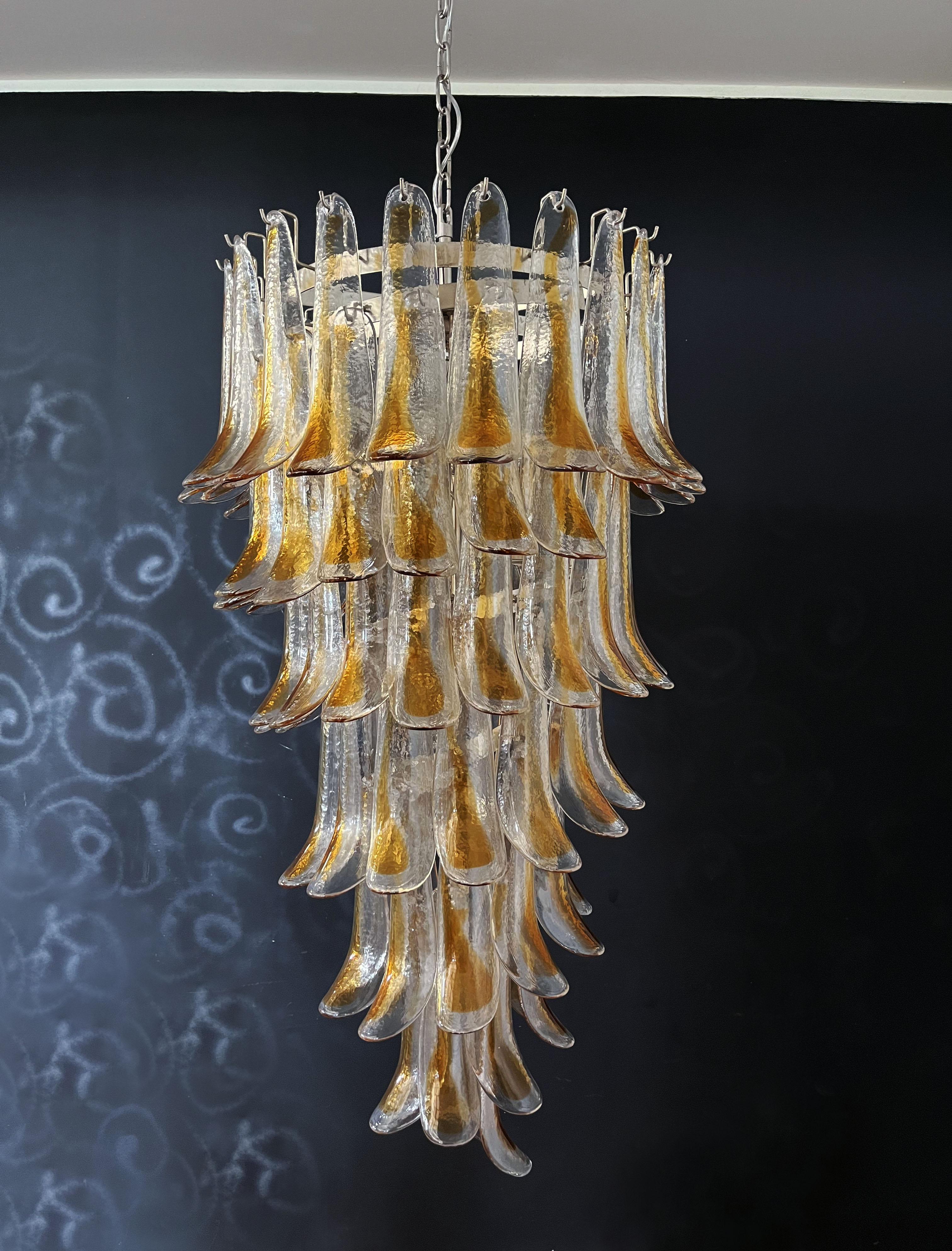 Grand lustre en spirale en verre de Murano italien - 83 pétales de verre ambré transparent en vente 10