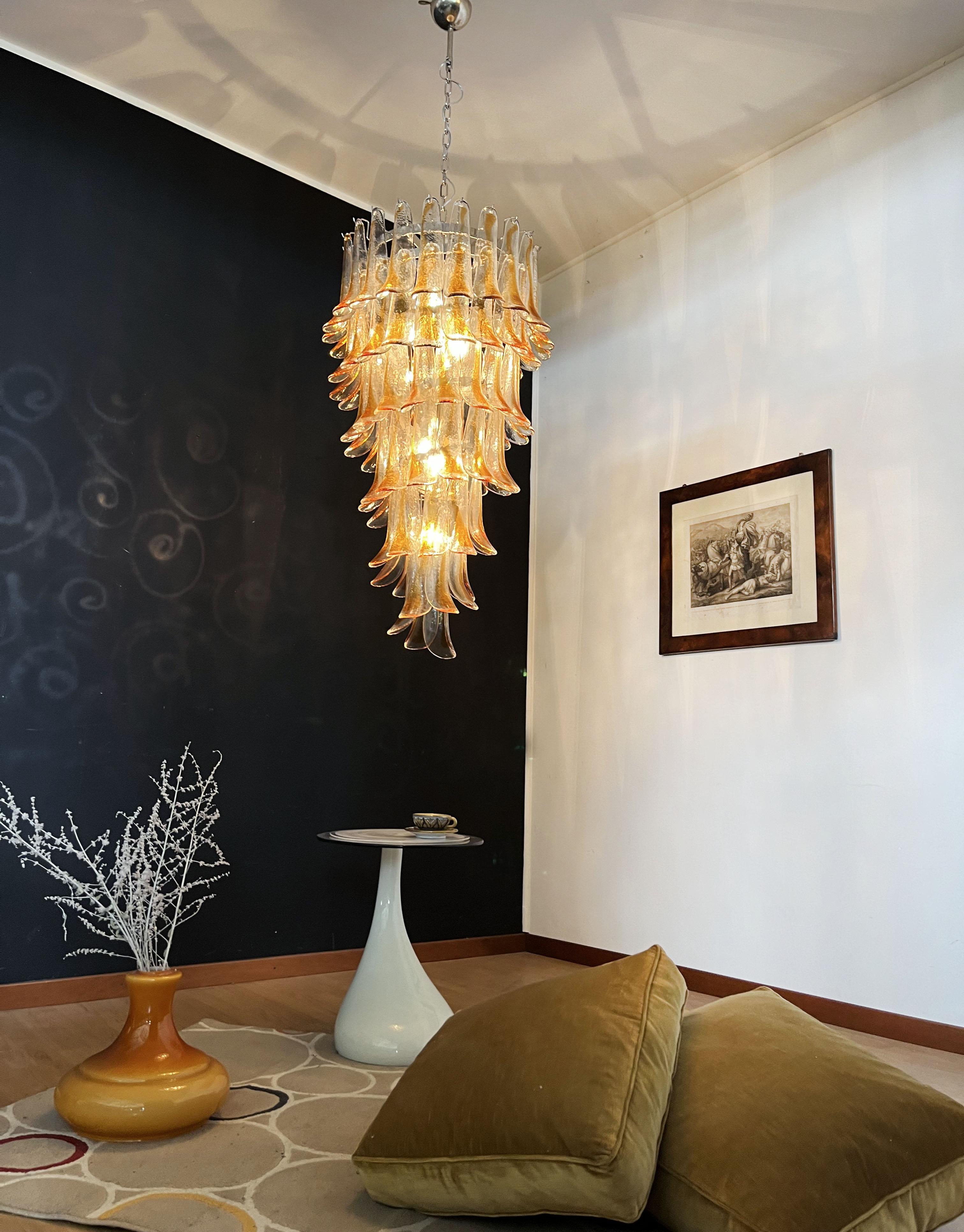 Galvanisé Grand lustre en spirale en verre de Murano italien - 83 pétales de verre ambré transparent en vente