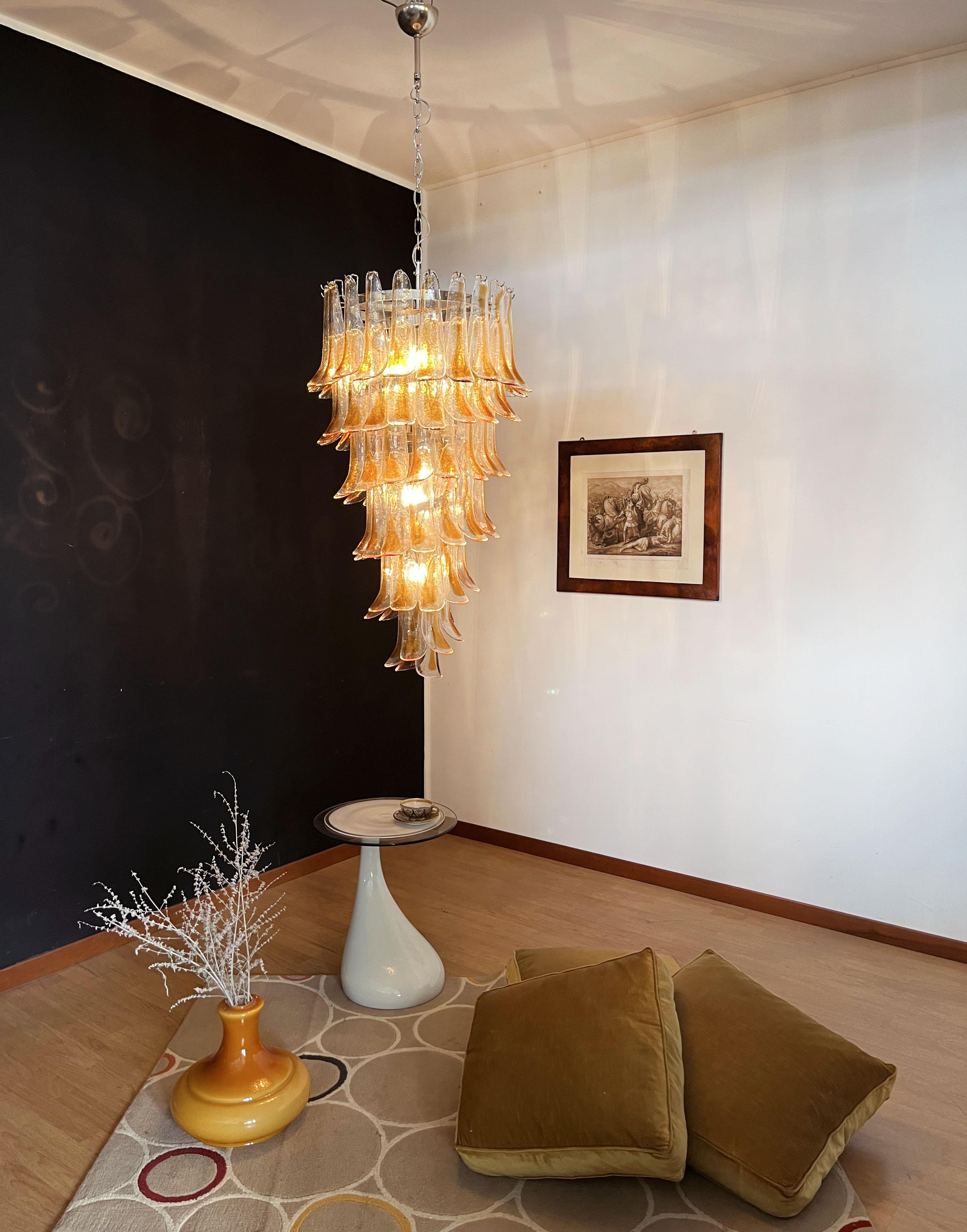 Verre d'art Grand lustre en spirale en verre de Murano italien - 83 pétales de verre ambré transparent en vente