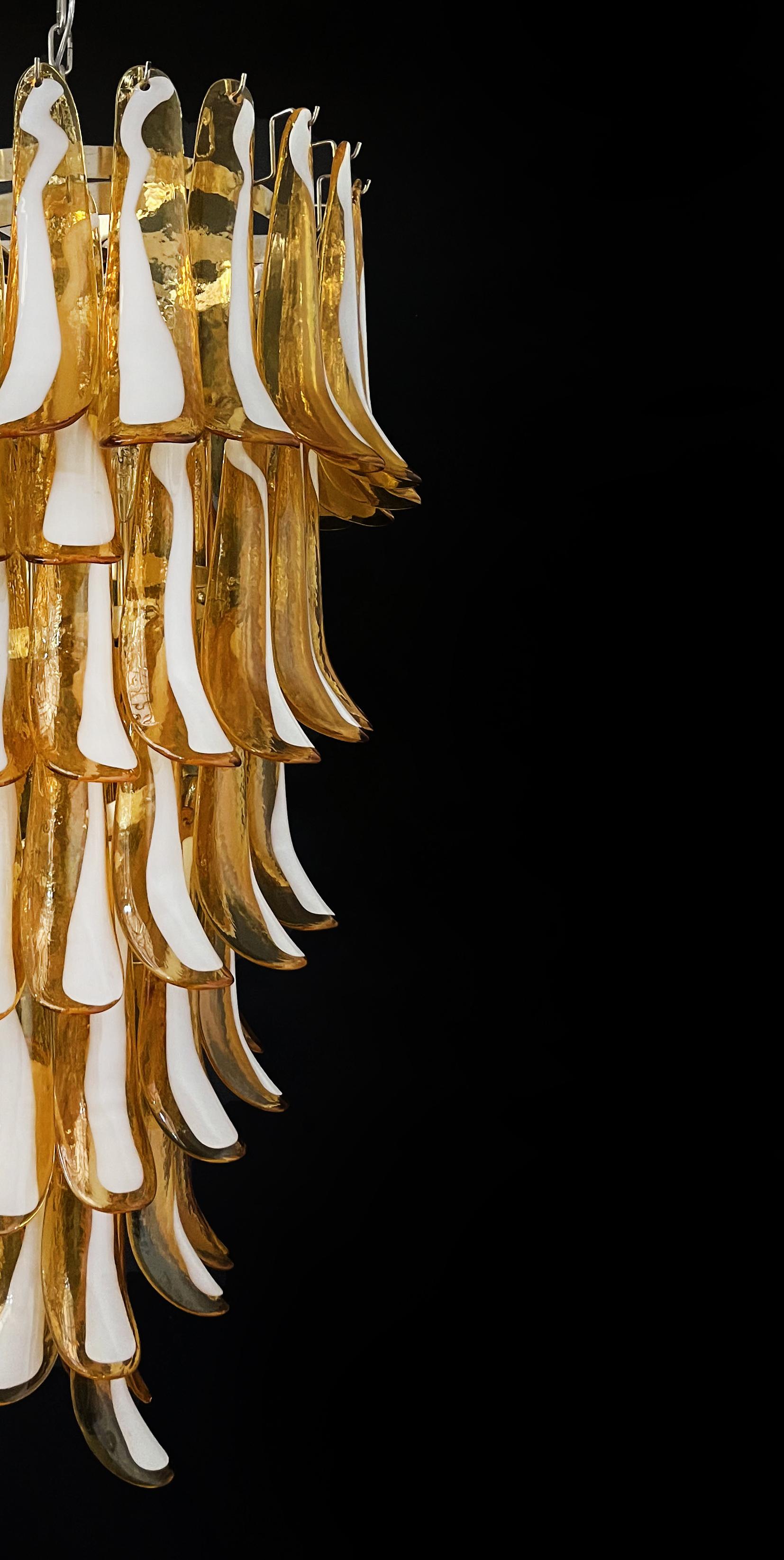 20ième siècle  Grand lustre en spirale en verre de Murano italien - 83 pétales de verre ambré en vente