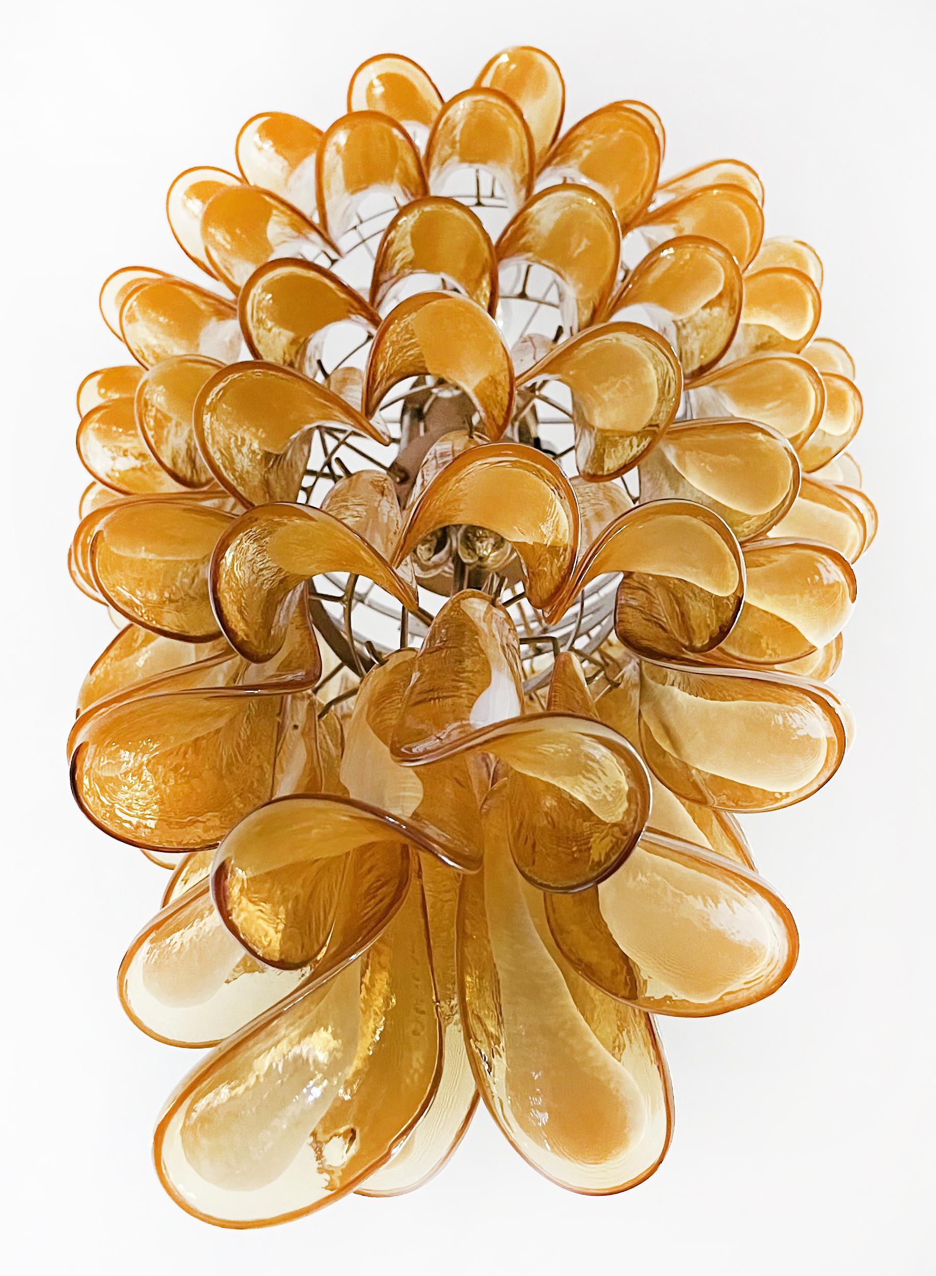 Grand lustre en spirale en verre de Murano italien - 83 pétales de verre ambré en vente 1