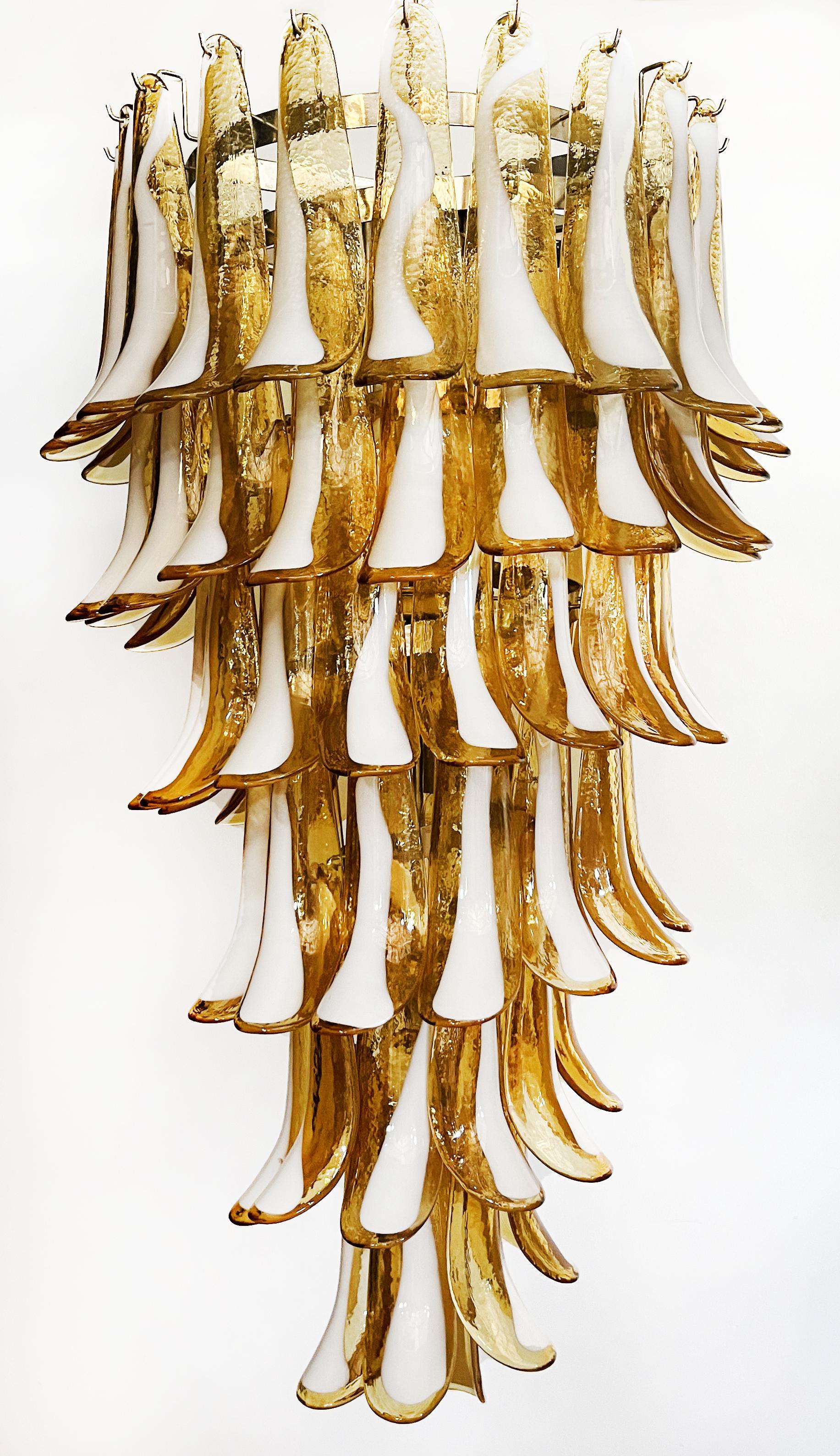  Grand lustre en spirale en verre de Murano italien - 83 pétales de verre ambré en vente 3