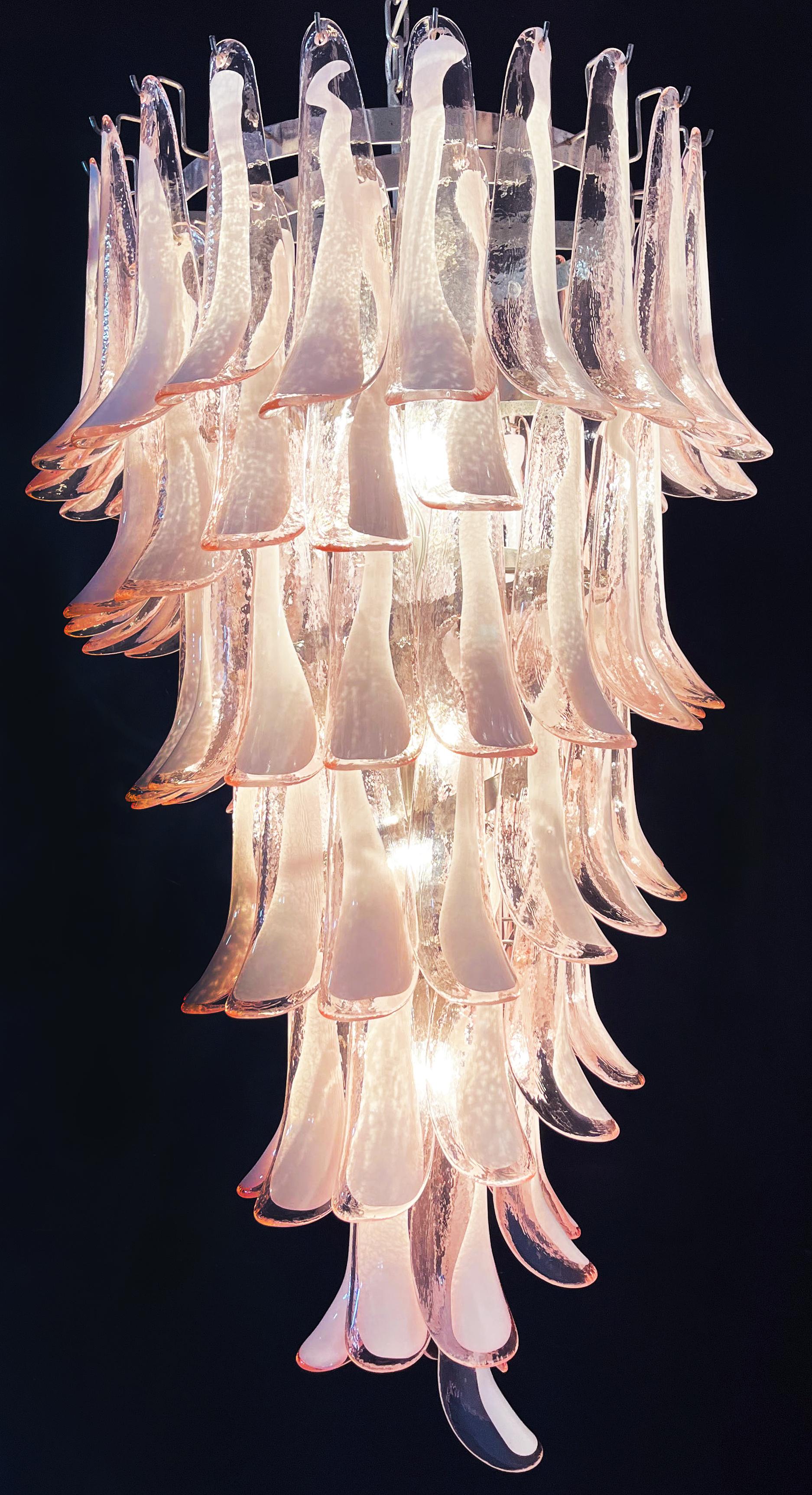  Grand lustre en spirale en verre de Murano italien - 83 pétales de verre rose en vente 2