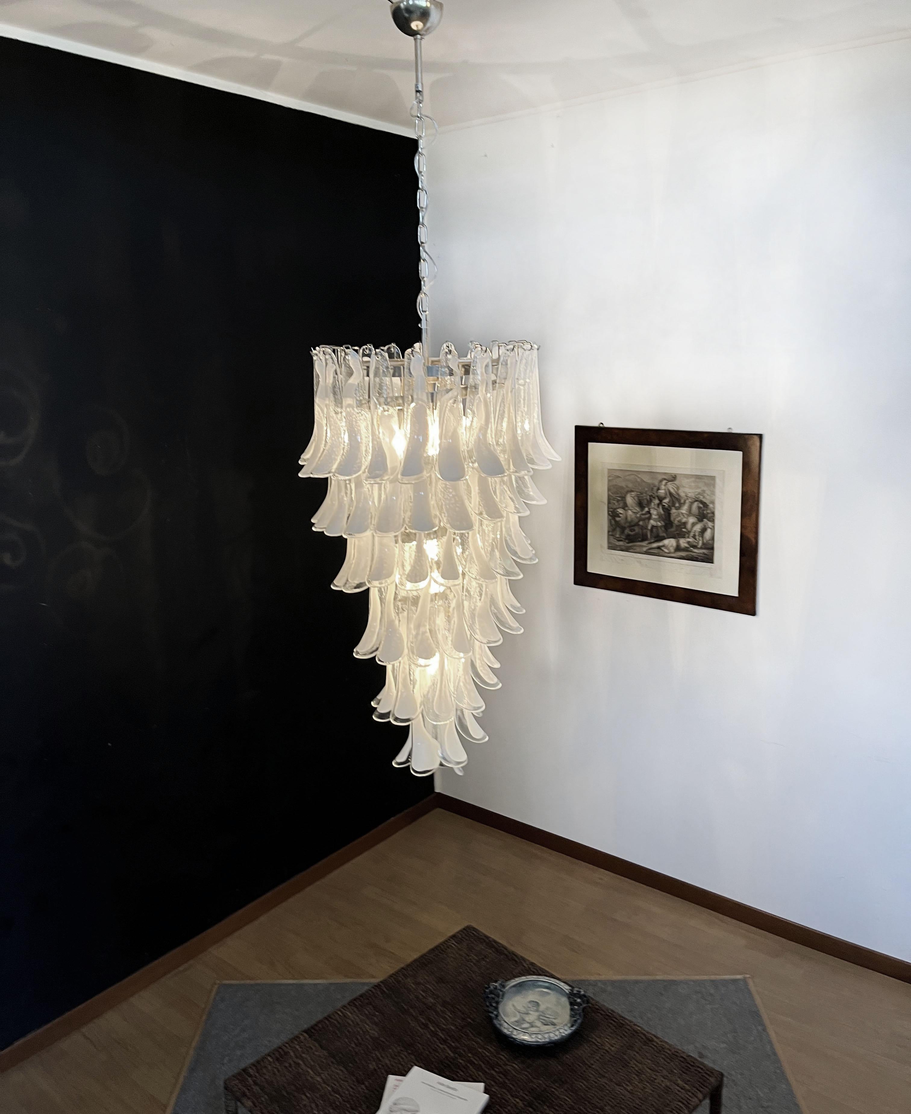 Grand lustre en spirale en verre de Murano italien - 83 pétales de verre blanc en vente 8