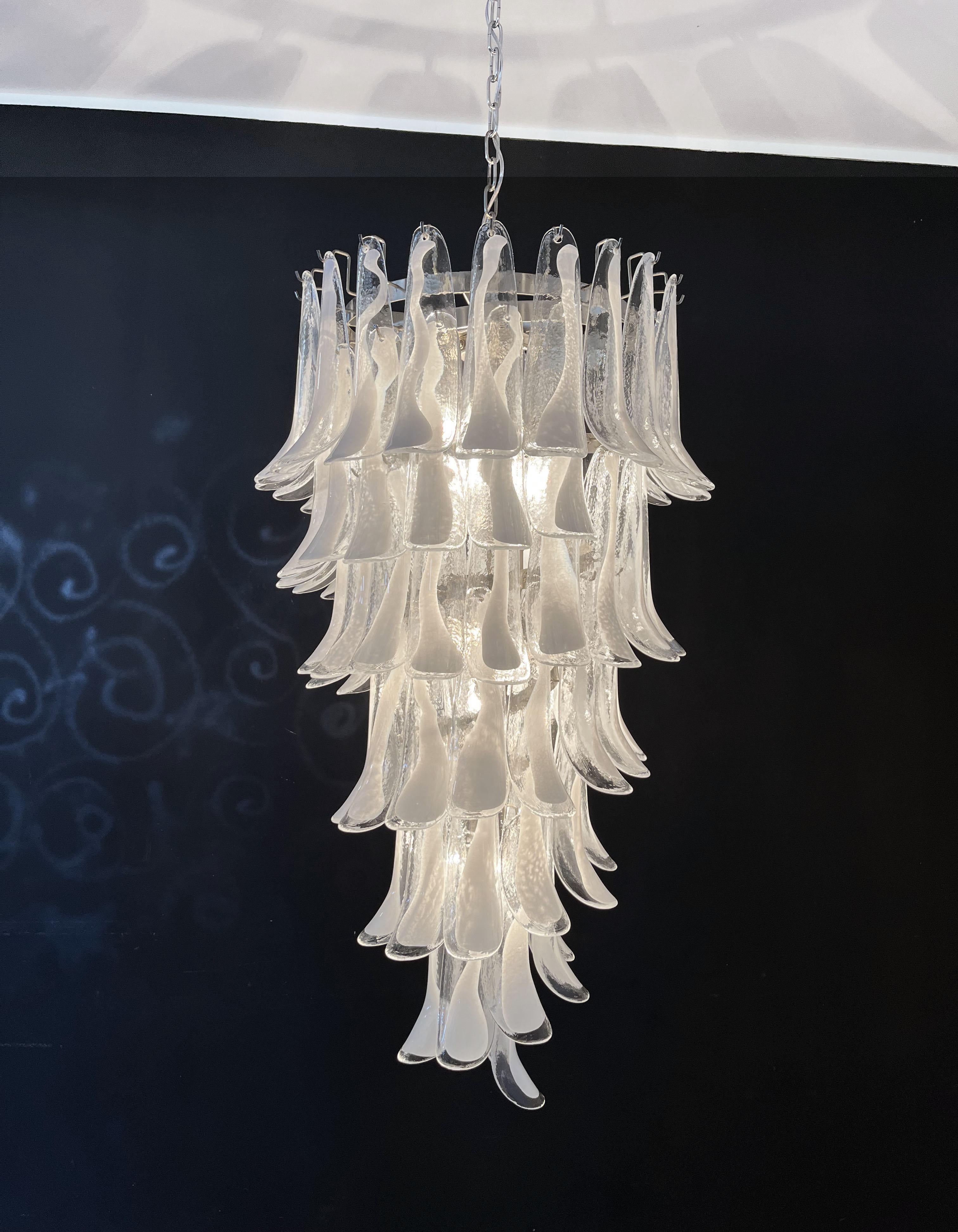 Beautiful and huge Italian Murano chandelier composed of 83 splendid glass petals (transparent and white “lattimo”) that give a very elegant look. The glasses of this chandelier are real works of art. The glasses descend with a spiral