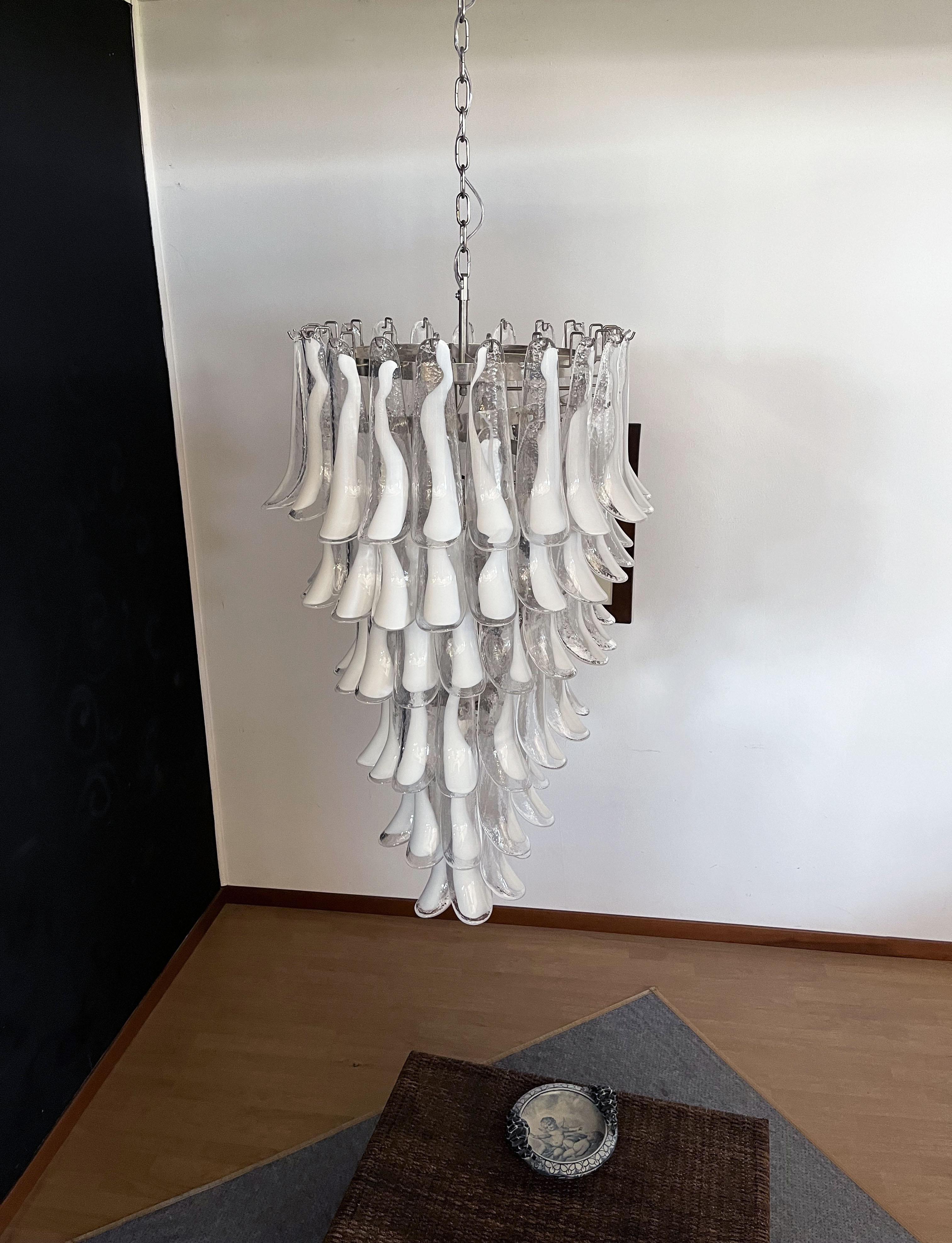 Grand lustre en spirale en verre de Murano italien - 83 pétales de verre blanc Bon état - En vente à Gaiarine Frazione Francenigo (TV), IT
