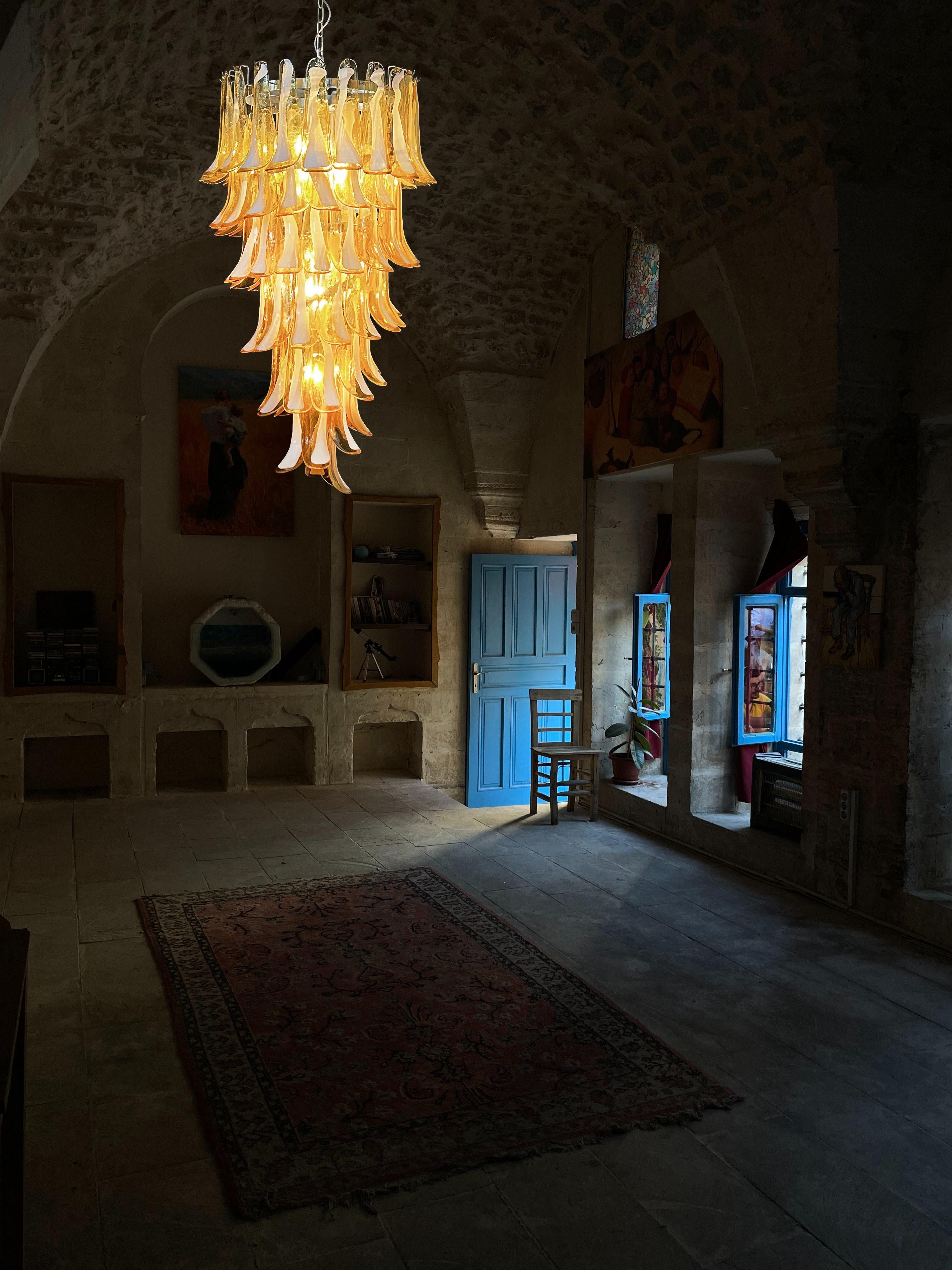 Grands lustres italiens en verre de Murano en forme de spirale, 83 pétales de verre ambré en vente 1