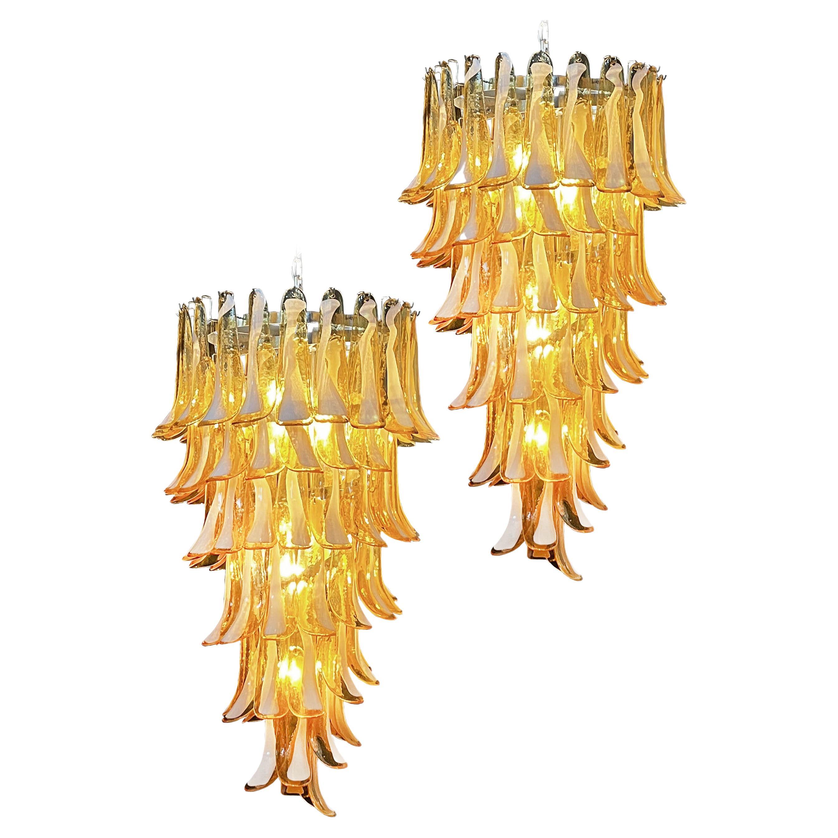 Riesige italienische Murano-Glas-Spiralkronleuchter, 83 Bernsteinglasblüten
