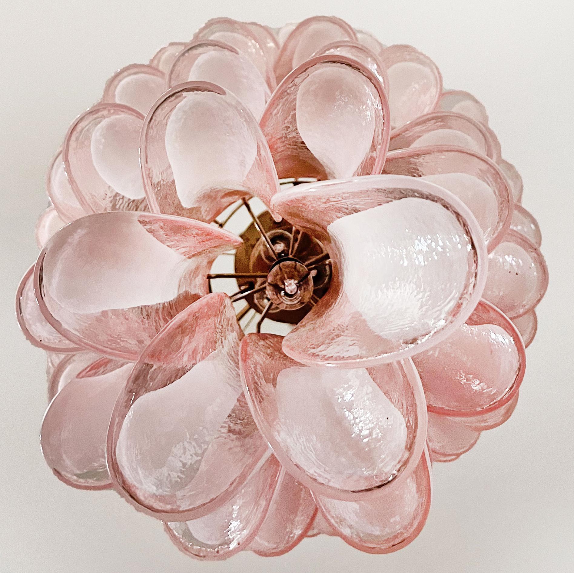 Grands lustres italiens en verre de Murano en forme de spirale, 83 pétales de verre rose en vente 4