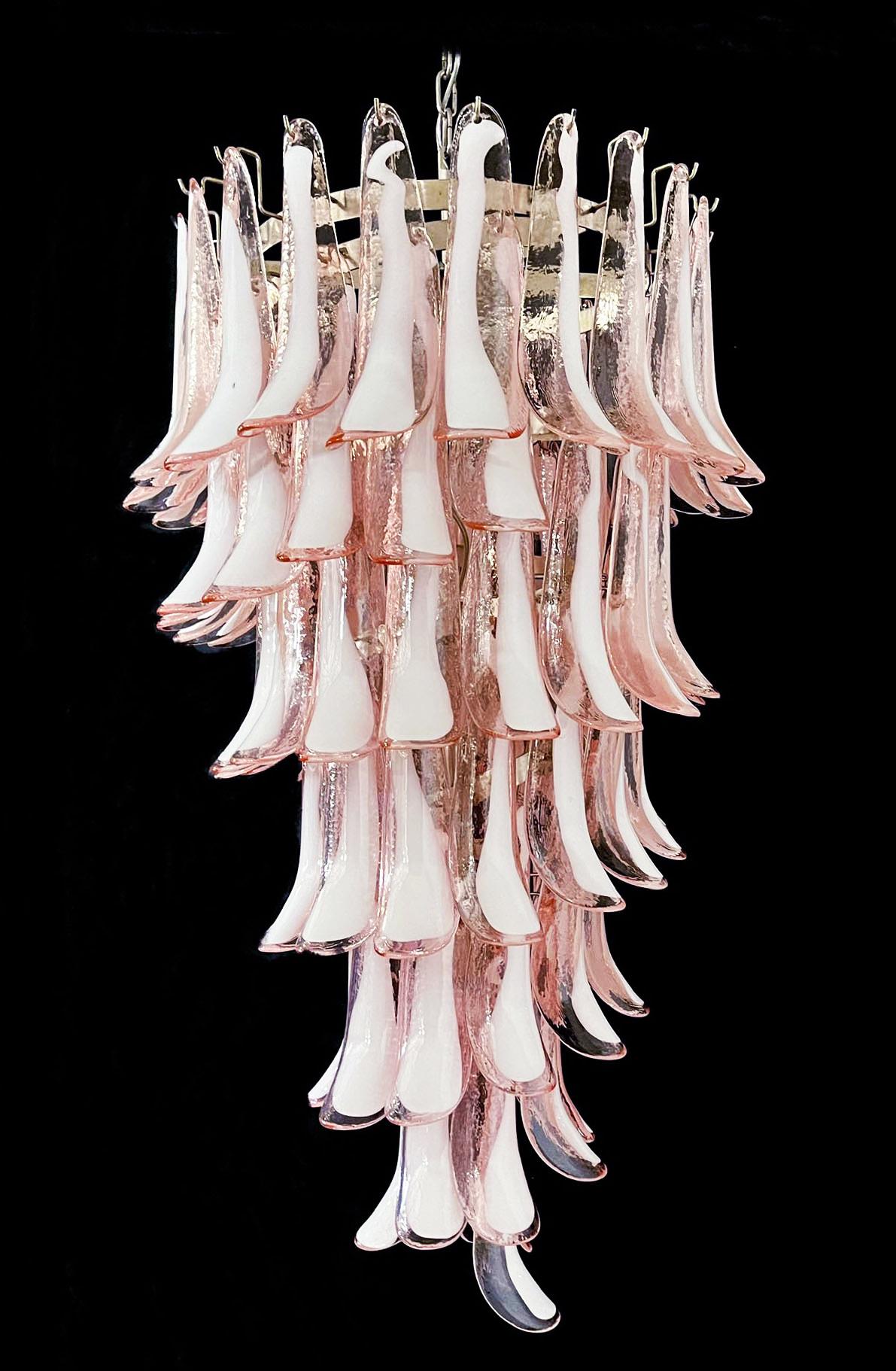 Mid-Century Modern Grands lustres italiens en verre de Murano en forme de spirale, 83 pétales de verre rose en vente