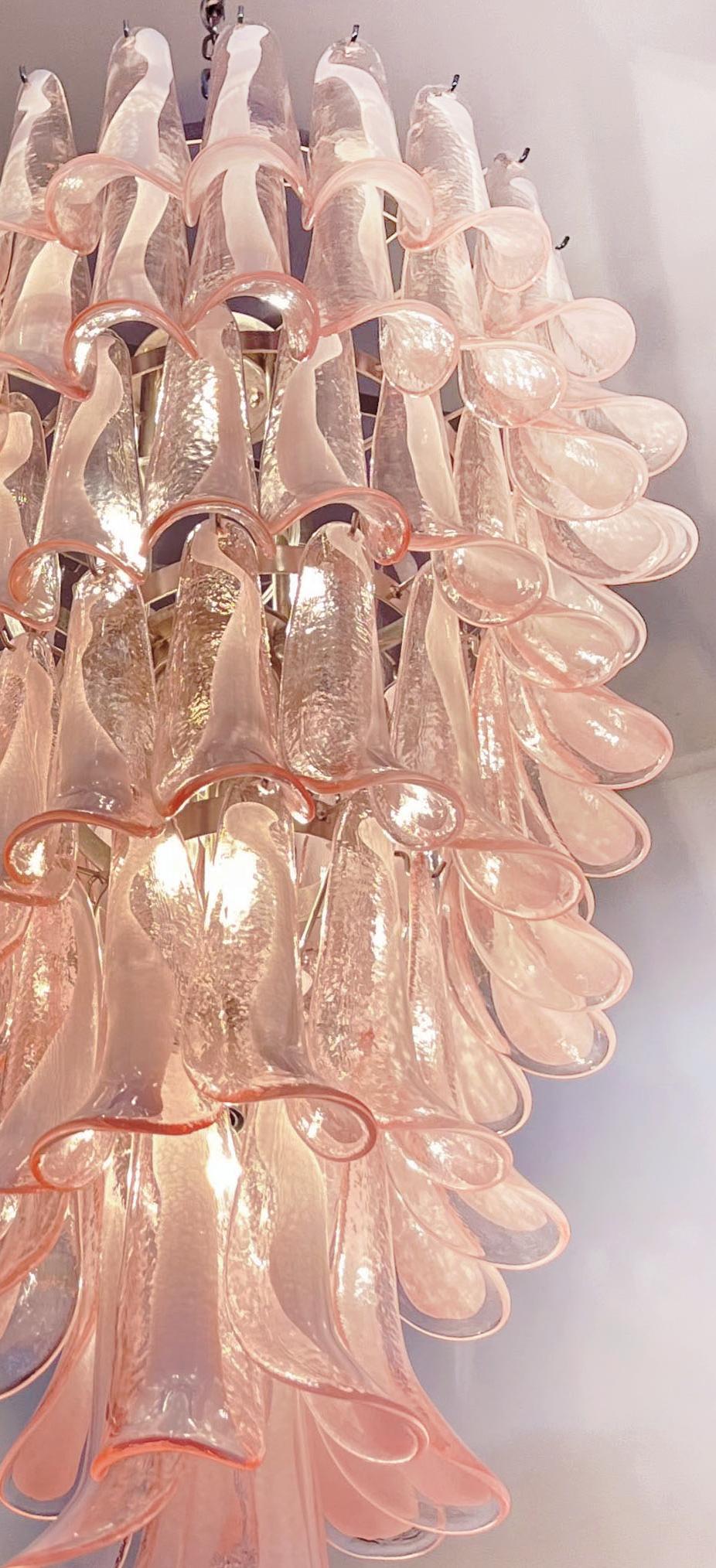 Grands lustres italiens en verre de Murano en forme de spirale, 83 pétales de verre rose en vente 2