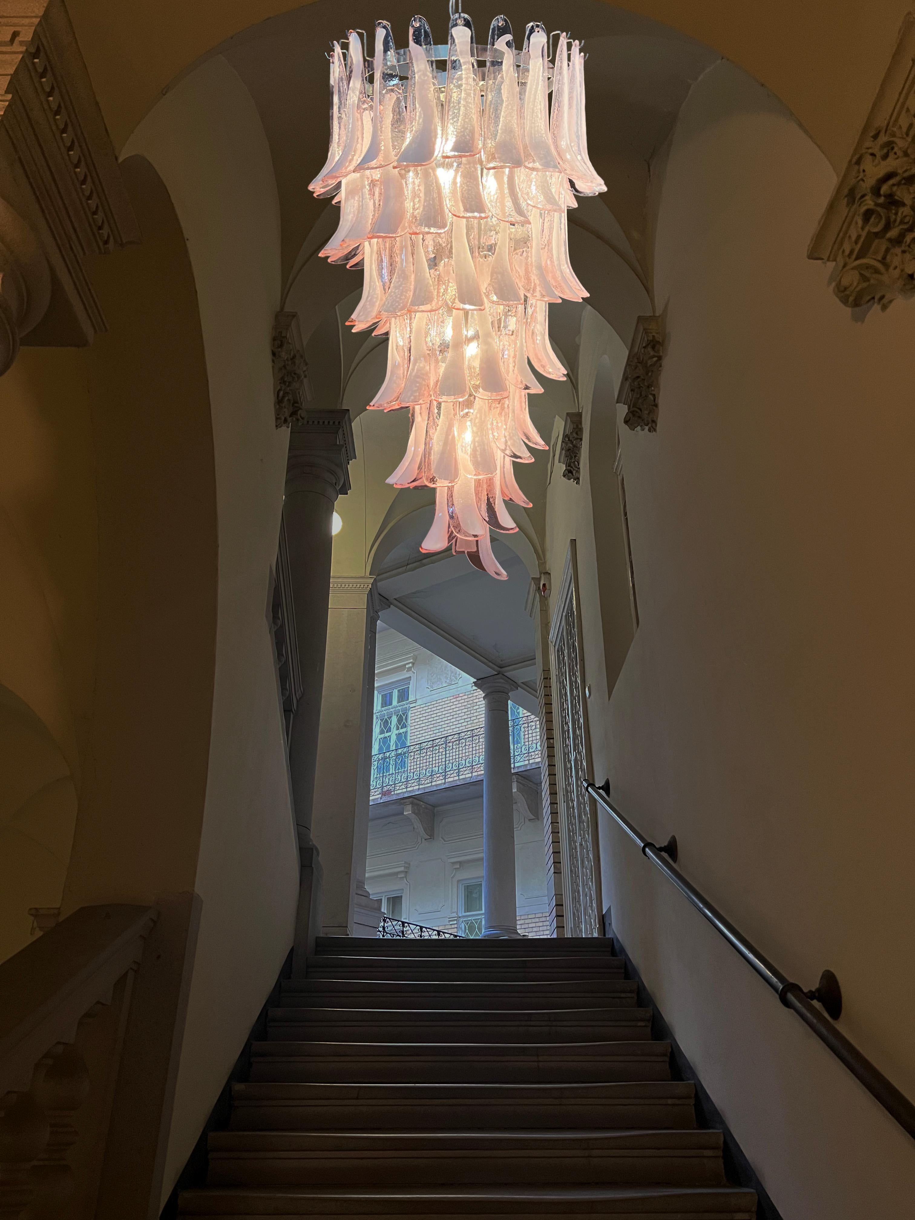 Grands lustres italiens en verre de Murano en forme de spirale, 83 pétales de verre rose en vente 3