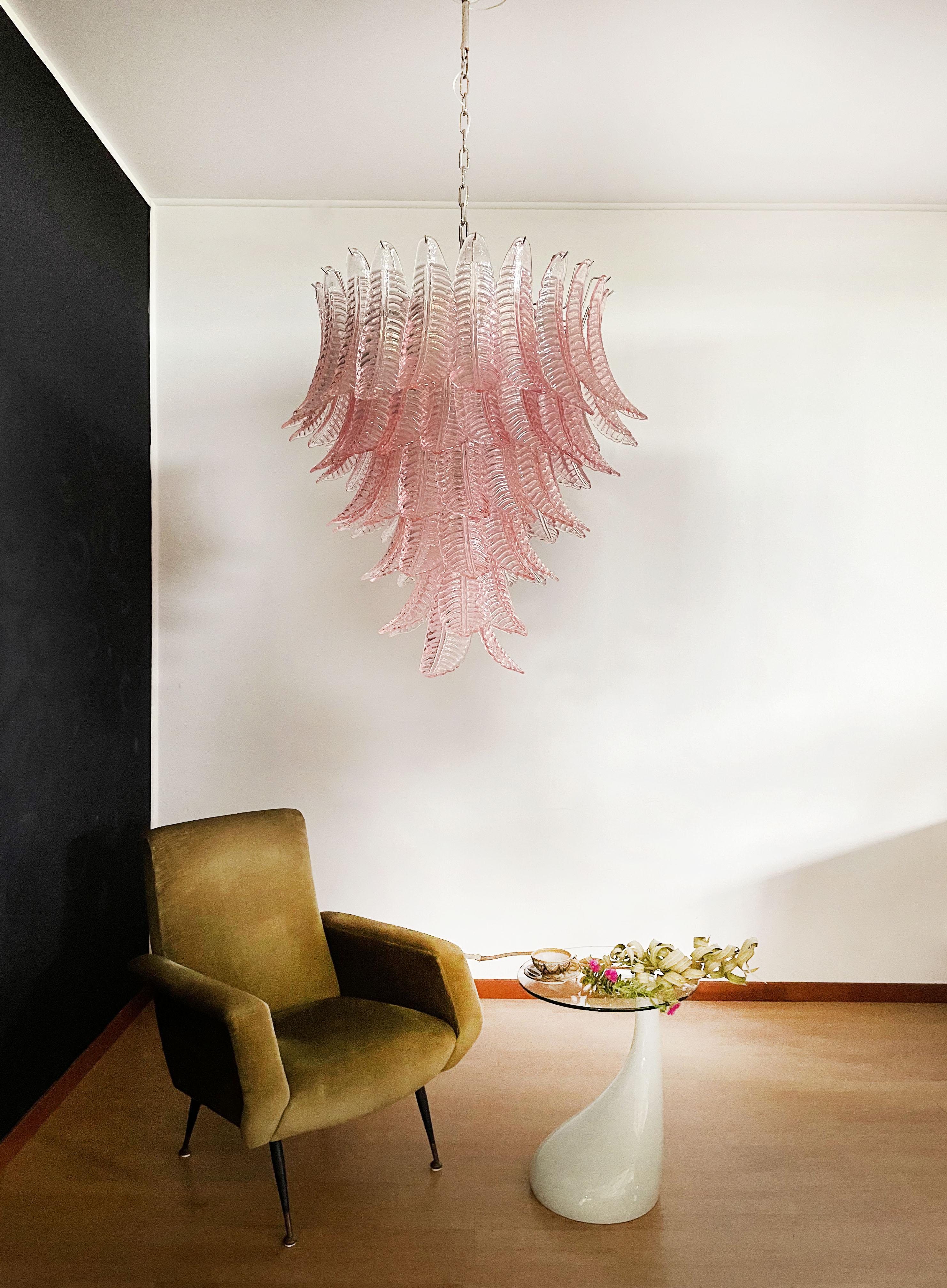 Beautiful and huge Italian Murano Chandelier composed of 75 splendid pink glasses that give a very elegant look. The glasses of this chandelier are real works of art.
Dimensions: 65,90 inches (170 cm) height with chain; 38,75 inches (100 cm) height
