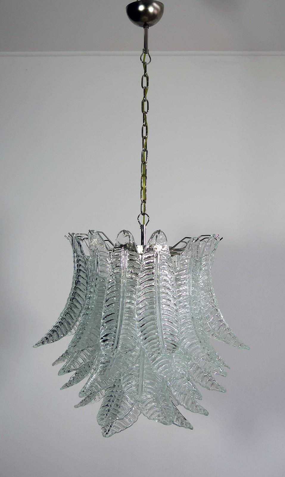 Magnifique et immense lustre italien en Murano composé de 41 splendides verres trasparents qui donnent un aspect très élégant. Les verres de ce lustre sont de véritables œuvres d'art.
Période : fin du XXe siècle
Dimensions : 130 cm de hauteur avec