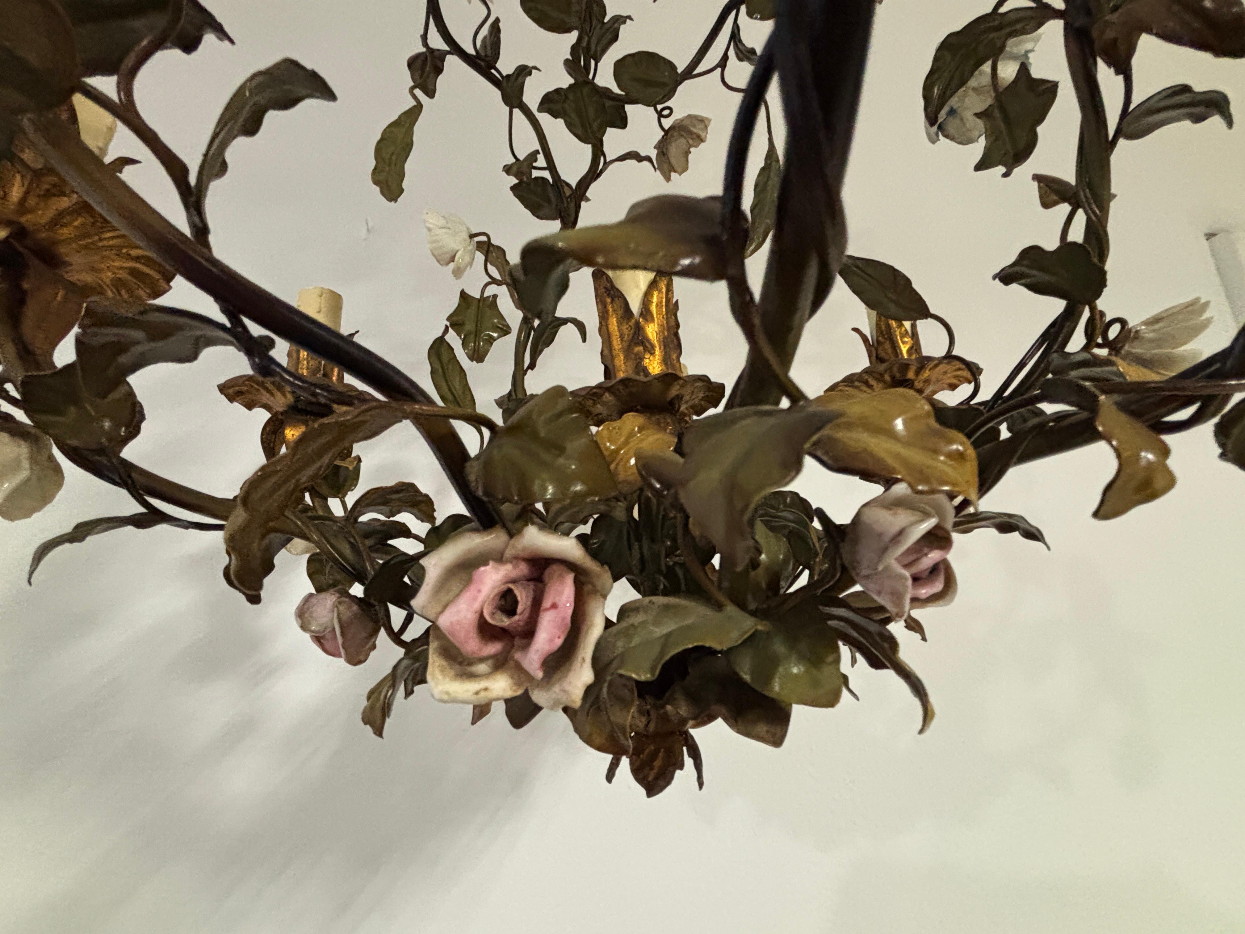 Enorme lampadario italiano in porcellana di Tole con fiori policromi, circa 1870 Raro 1di2 in vendita 4