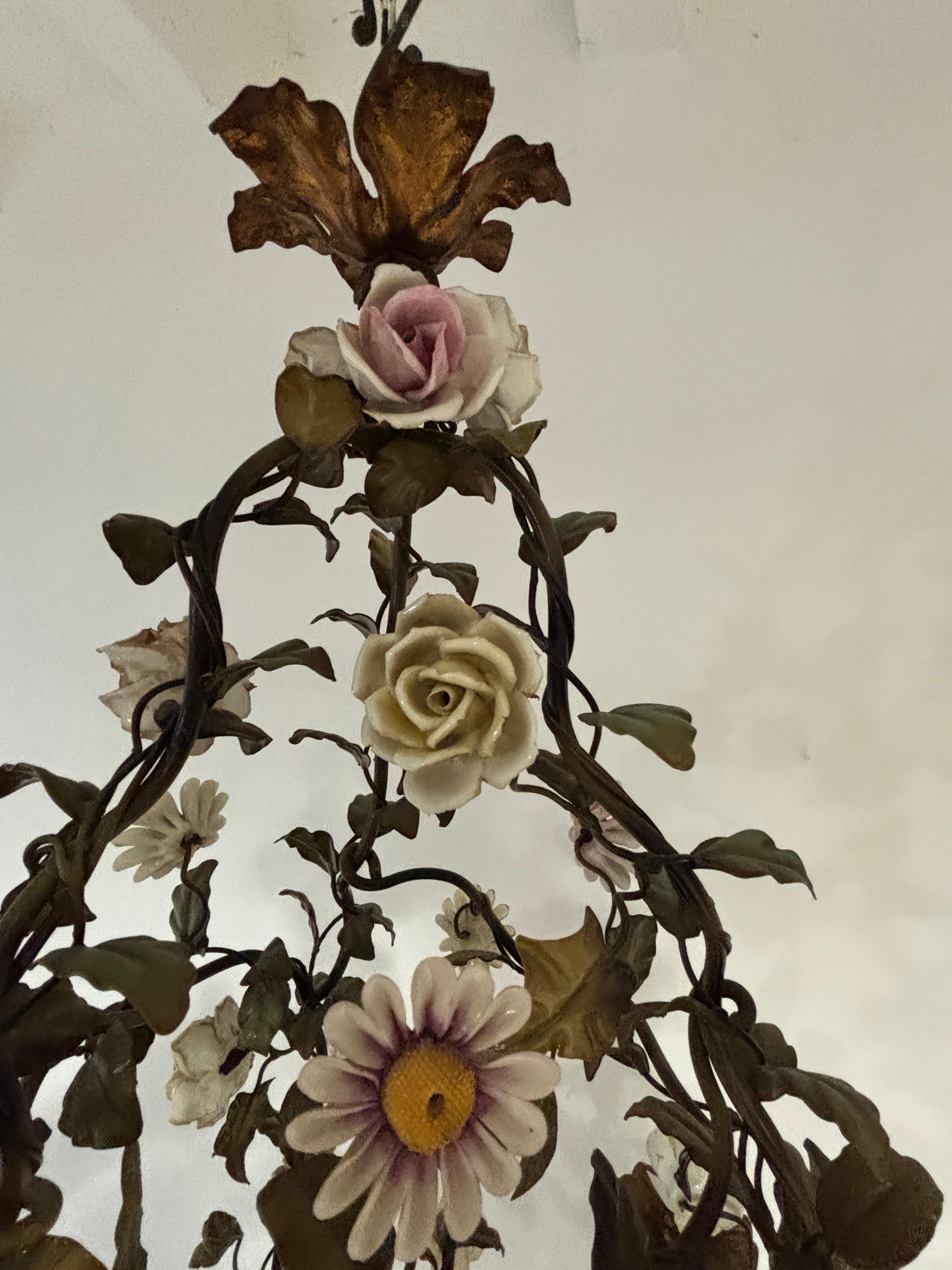 Enorme lampadario italiano in porcellana di Tole con fiori policromi, circa 1870 Raro 1di2 in vendita 5