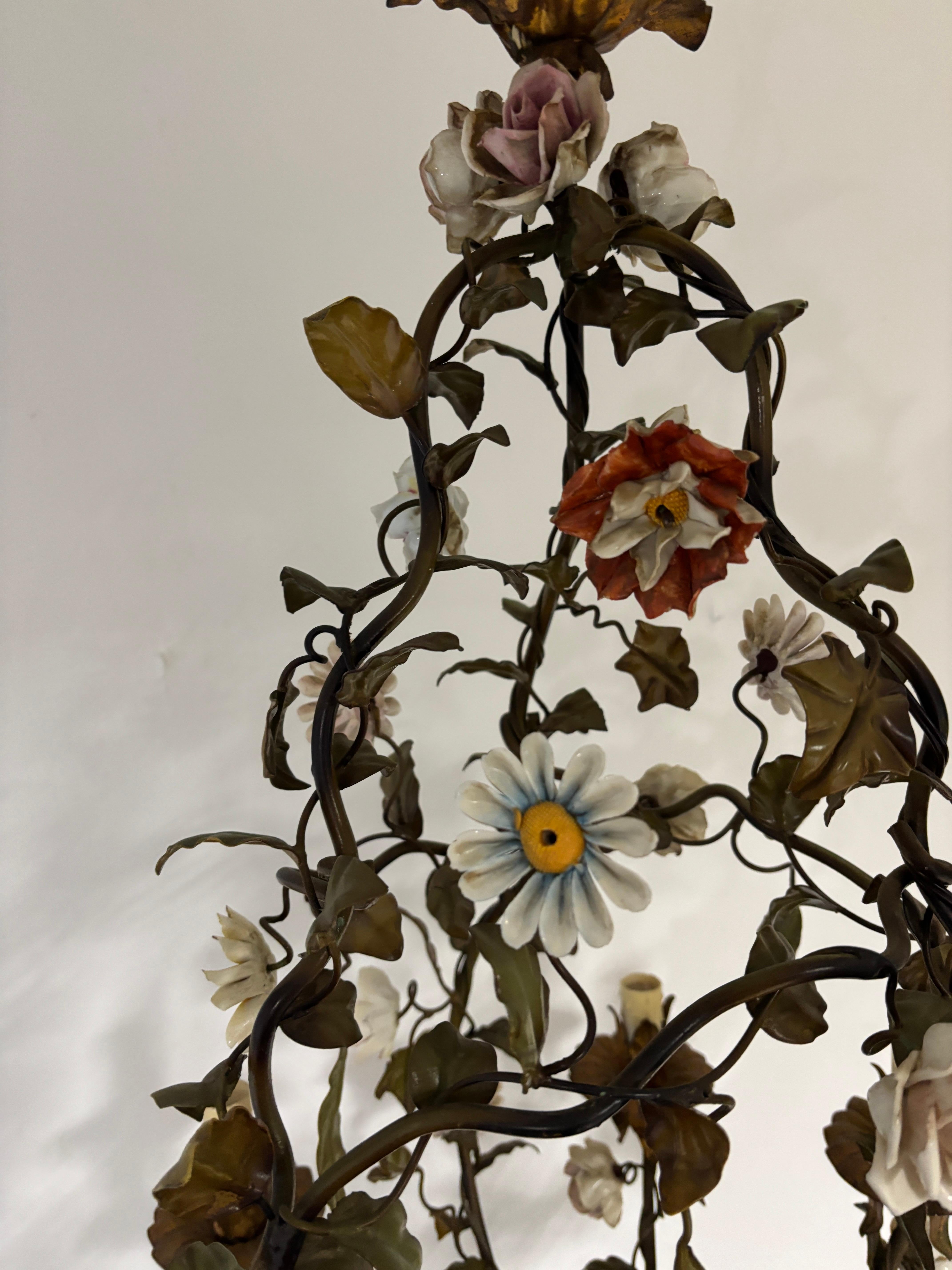 Italiano Enorme lampadario italiano in porcellana di Tole con fiori policromi, circa 1870 Raro 1di2 in vendita
